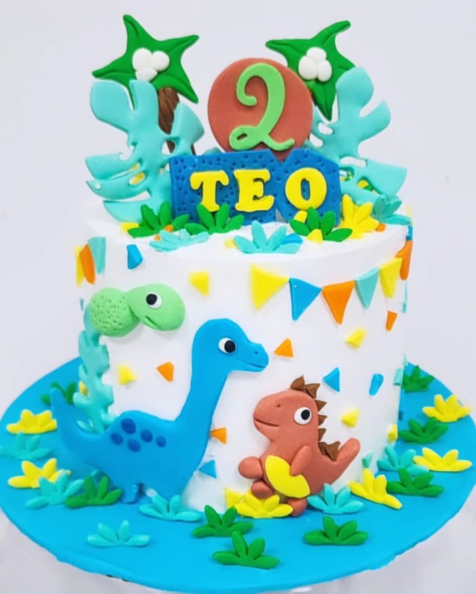 Tortë me dinozaurë, numrin 2 dhe flamurë festivë për ditëlindje fëmijësh