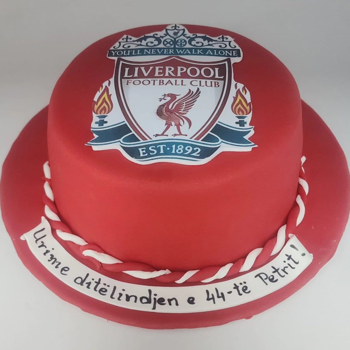 Tortë e kuqe me stemën e Liverpool dhe mbishkrim urimi për 44-vjetorin
