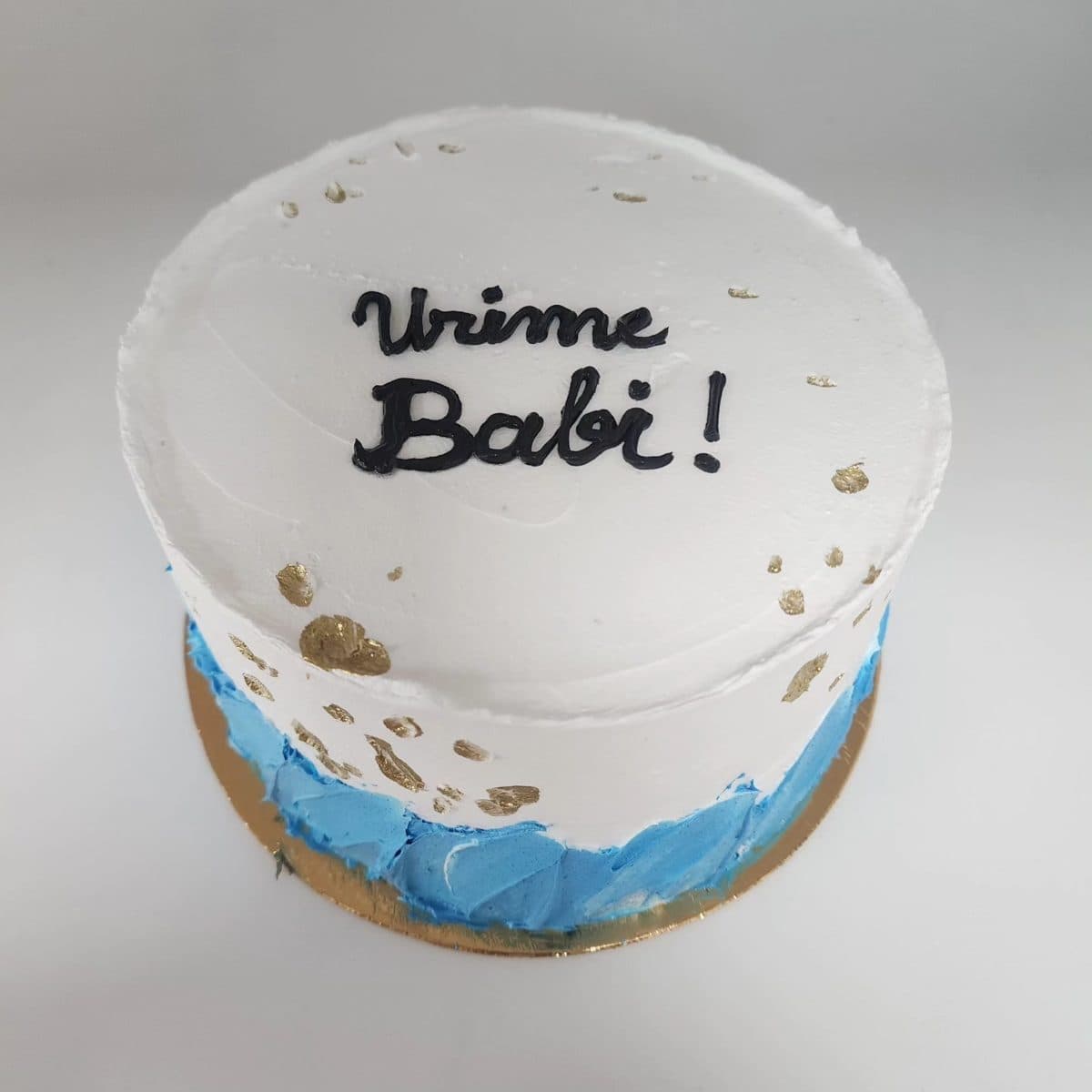 Tortë e bardhë me mbishkrimin Urime Babi dhe detaje blu