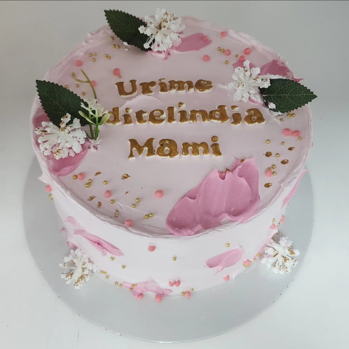 Tortë rozë me lule dhe mbishkrimin "Urime ditëlindja Mami"
