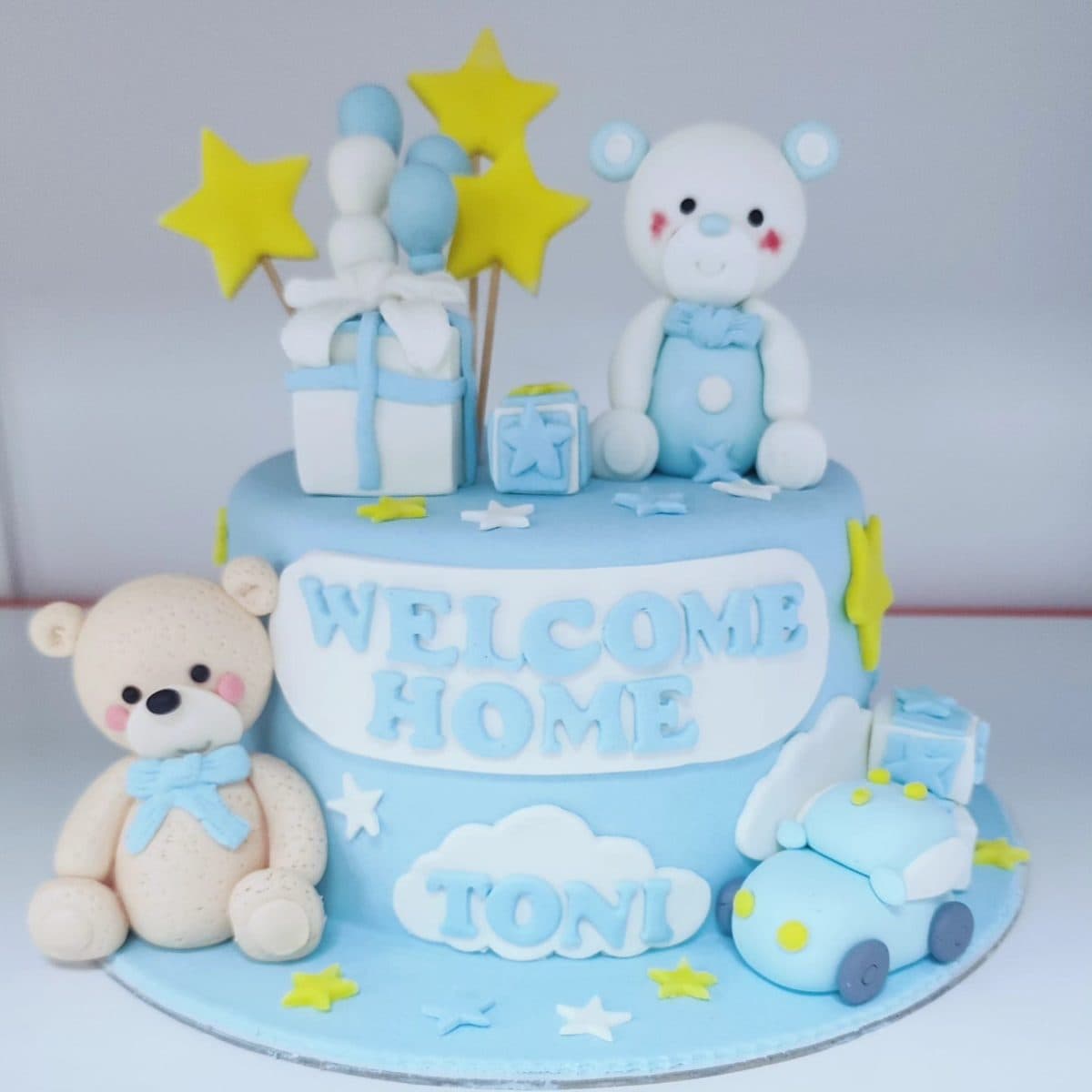 Tortë blu Welcome Home për bebe djalë me arusha, yje dhe karrocë