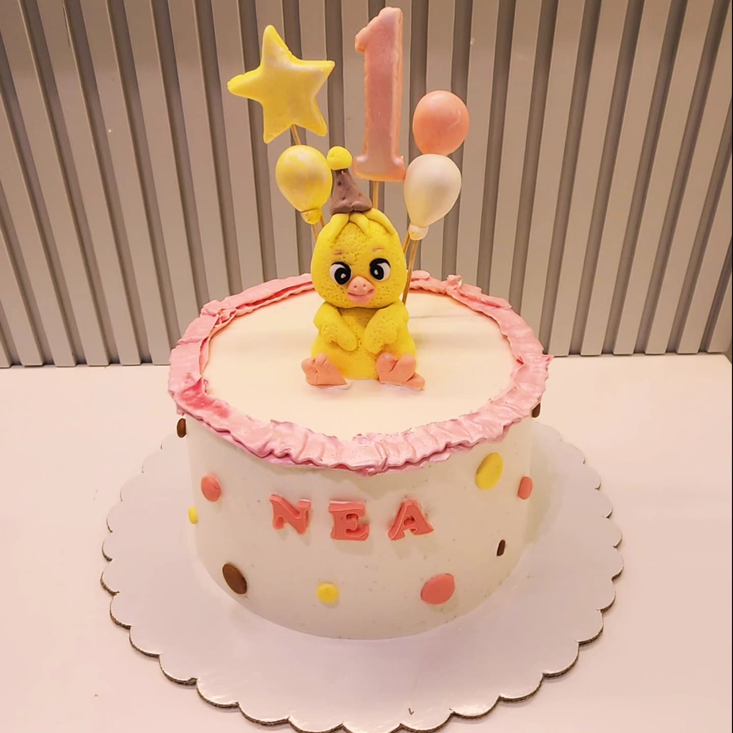 Tortë me dekor pule të verdhë për 1-vjetor
