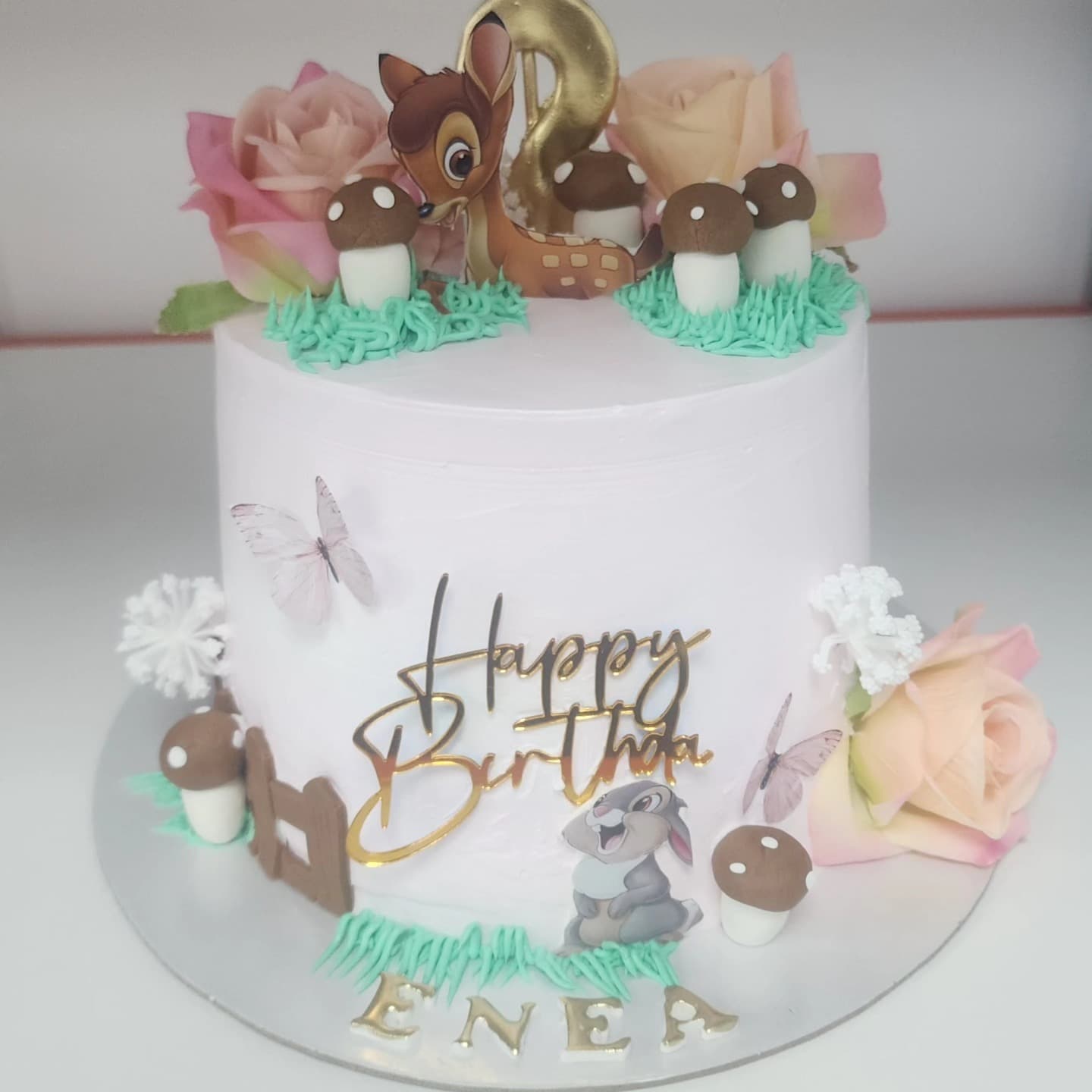 Torta Bambi me Lule dhe Kërpudha - Torte për Fëmijë | Tortelinda Torta me temë Bambi, e zbukuruar me kërpudha dhe lule