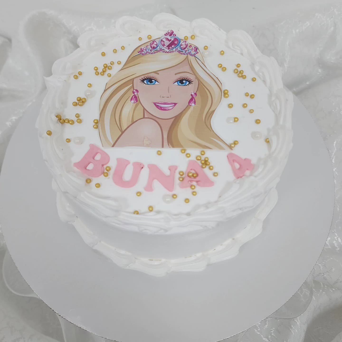 Torta Barbie me kurorë dhe letra të artë për ditëlindje vajzash