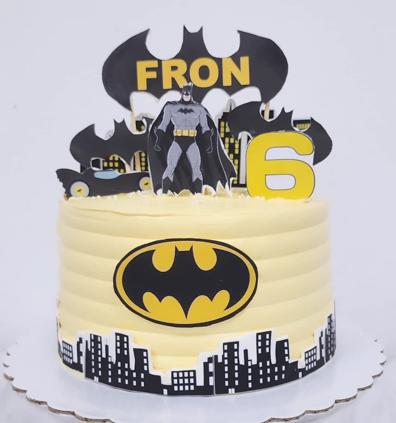 Tortë me dizajn Batman dhe elemente qyteti për 6-vjetor