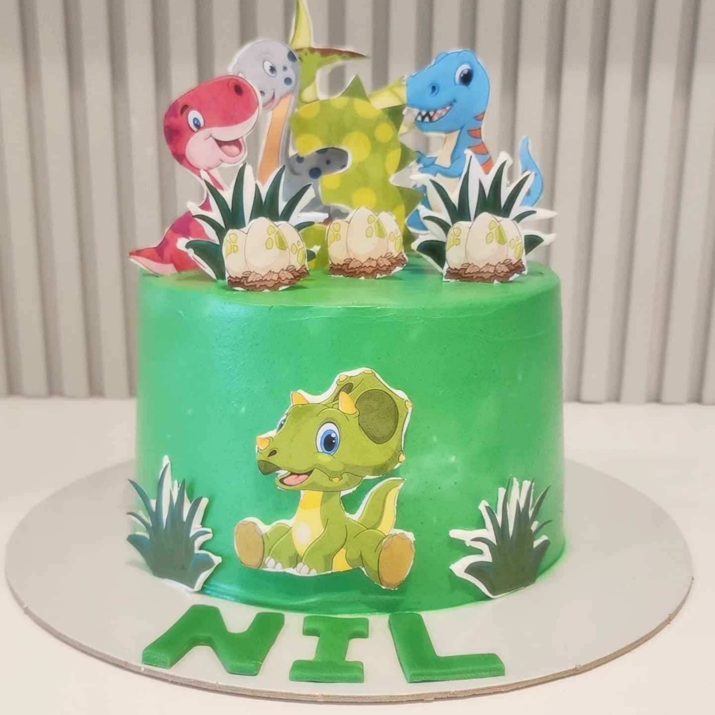 Torta Dinozaurësh për Fëmijë - Torte për Fëmijë | Tortelinda Tortë me dizajn dinozaurësh për fëmijë, ngjyrë jeshile