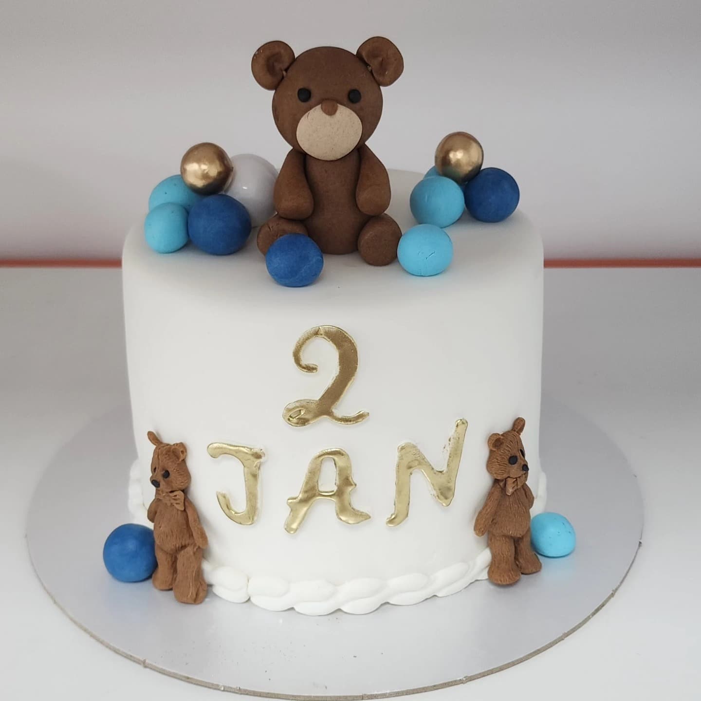 Torta Ditëlindje me Arushë dhe Topa - Torte për Fëmijë | Tortelinda Tortë ditëlindje me arushë dhe topa blu dhe ari