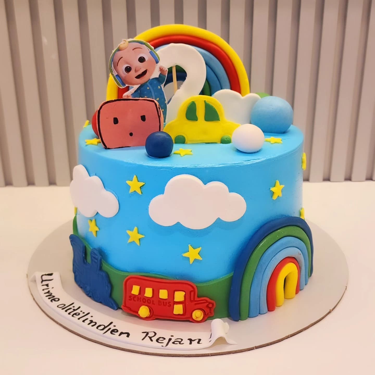 Tortë ditëlindje me ngjyra dhe lodra për fëmijë