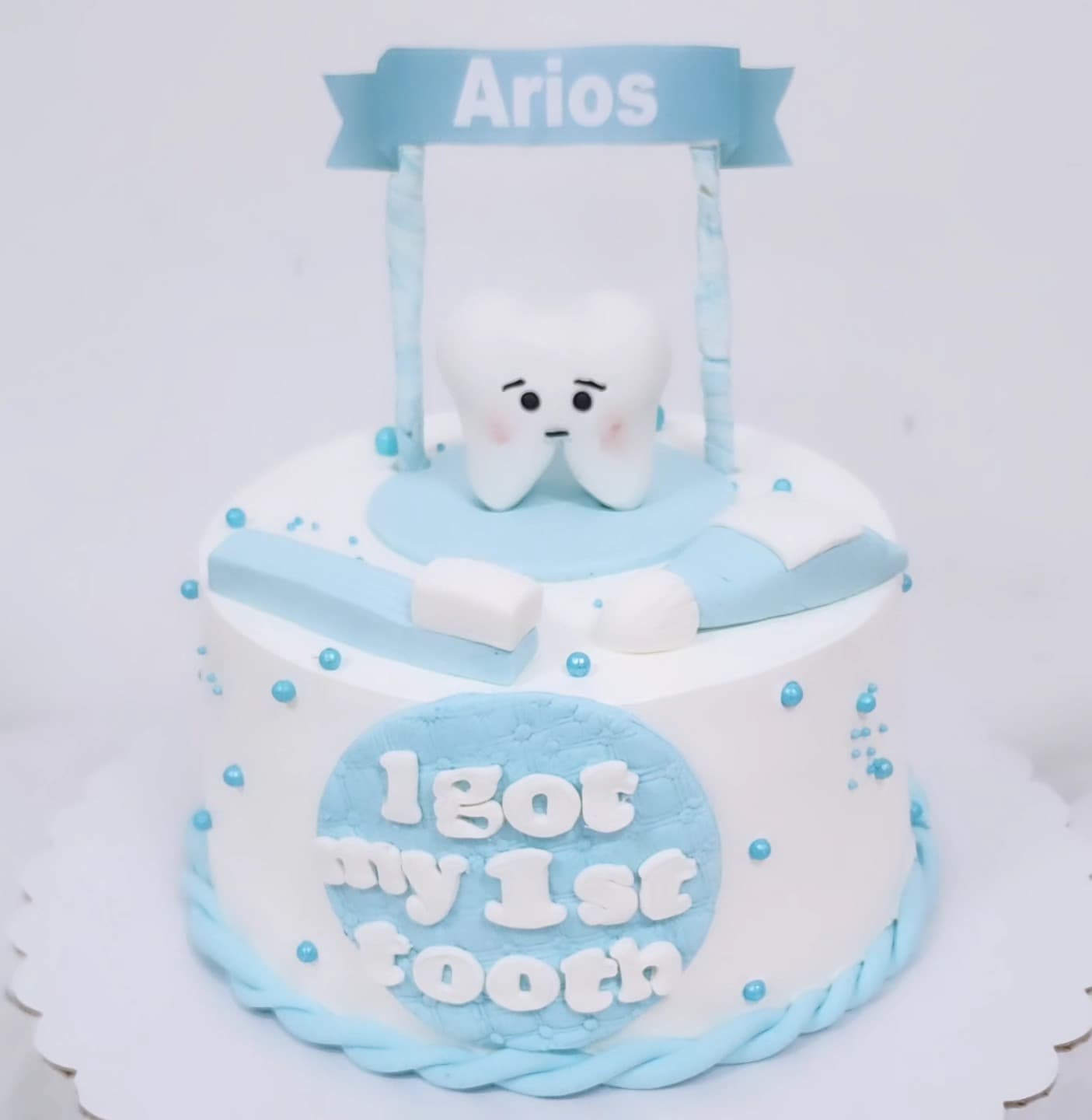 Torte Dhembi i Pare - Torte për Fëmijë | Tortelinda Torta e parë e dhëmbëve me dizajn blu dhe dhëmb të qeshur