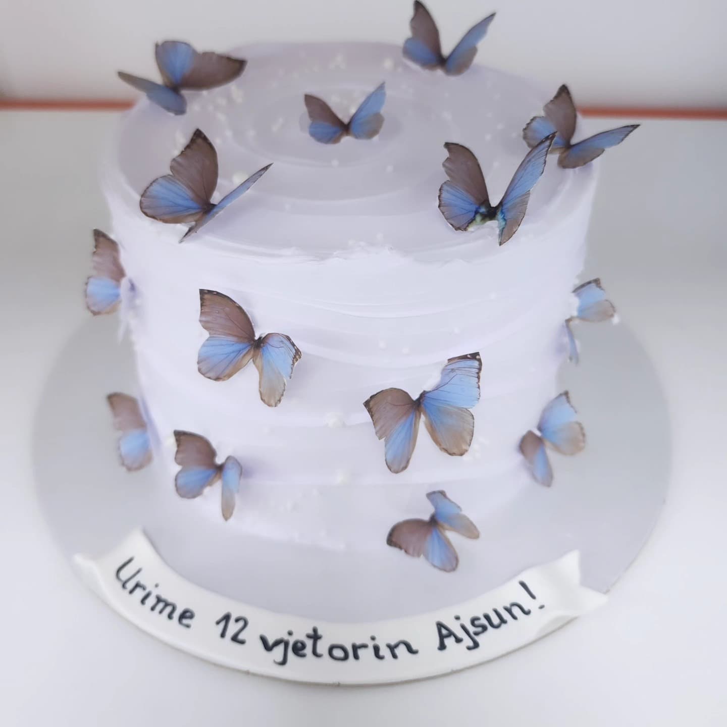 Torta Elegante me Flutura - Torte për Vajza | Tortelinda Tortë e bardhë me flutura blu dhe kafe