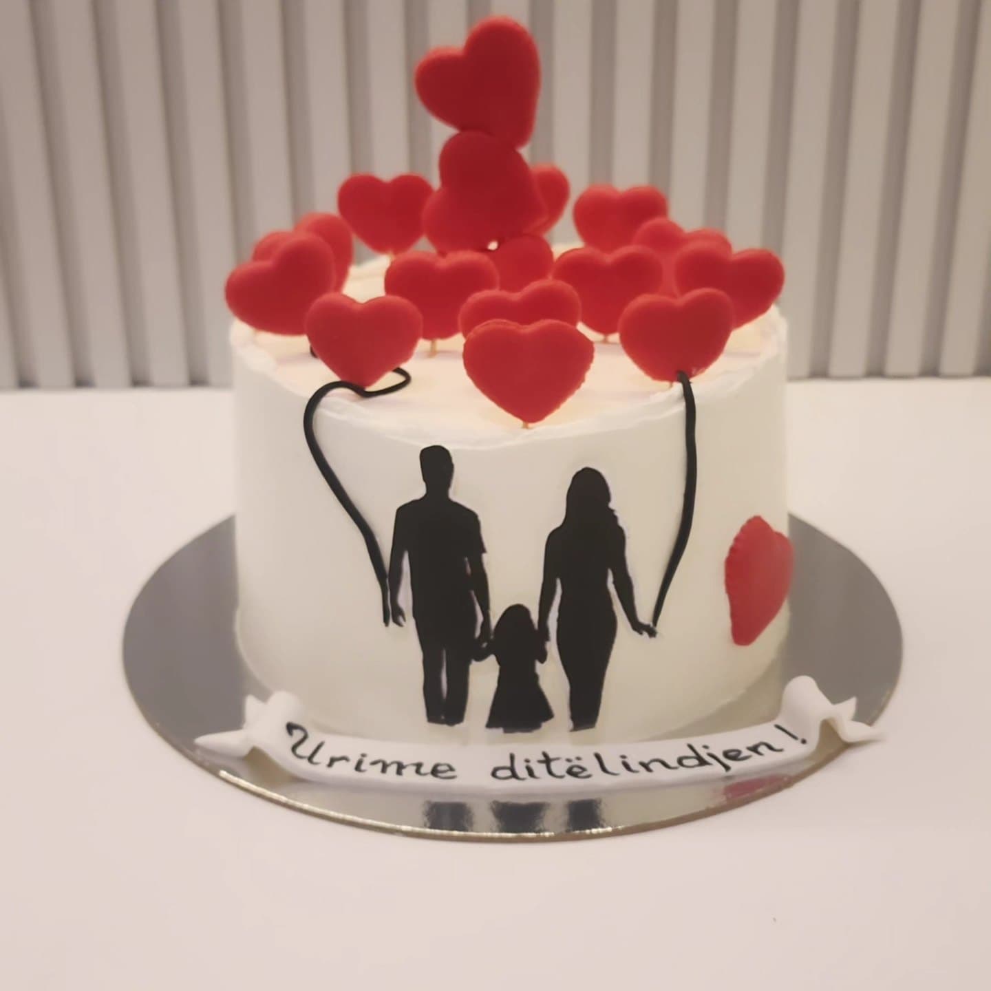 Torta Familjare me Zemra - Torte për Ditëlindje | Tortelinda Tortë familjare me dizajn zemrash dhe siluetë familjare