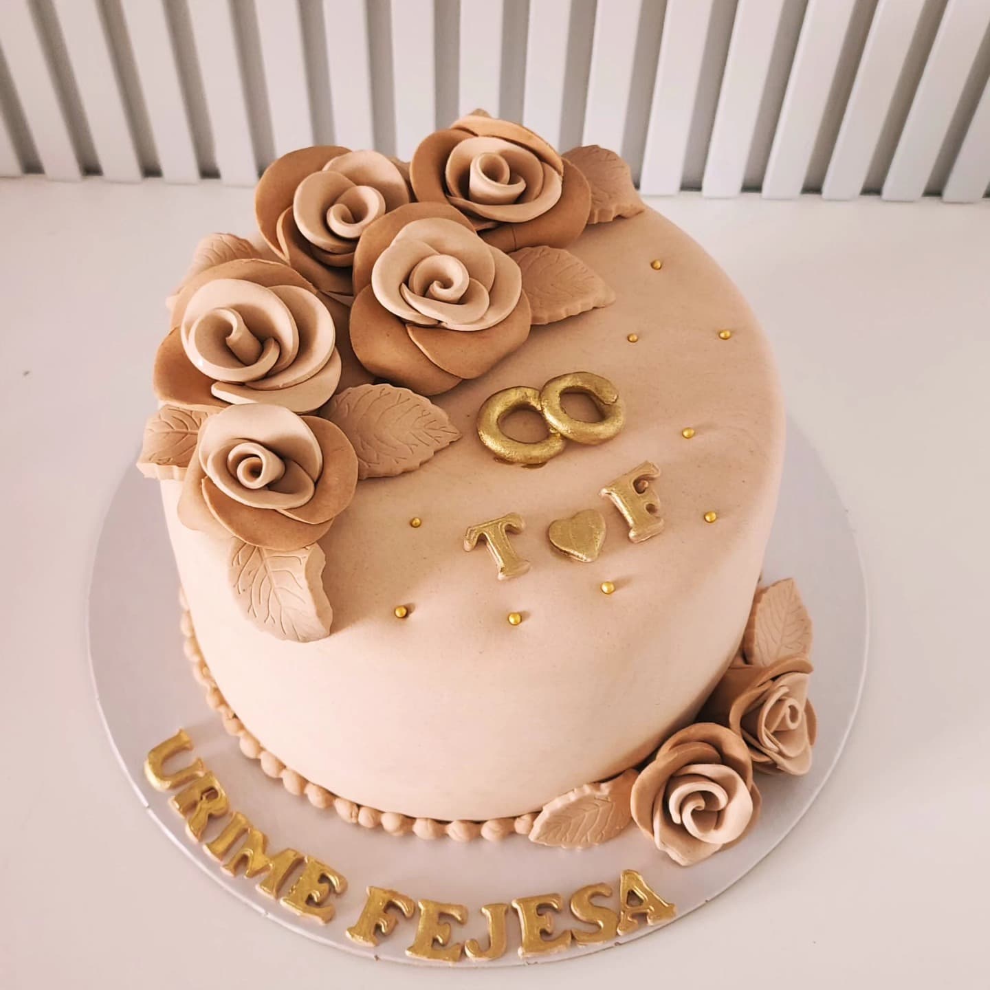 Torta e Fejesës me Trëndafila Elegantë - Torte për Fejesë | Tortelinda Tortë fejesë me trëndafila elegantë dhe detaje ari