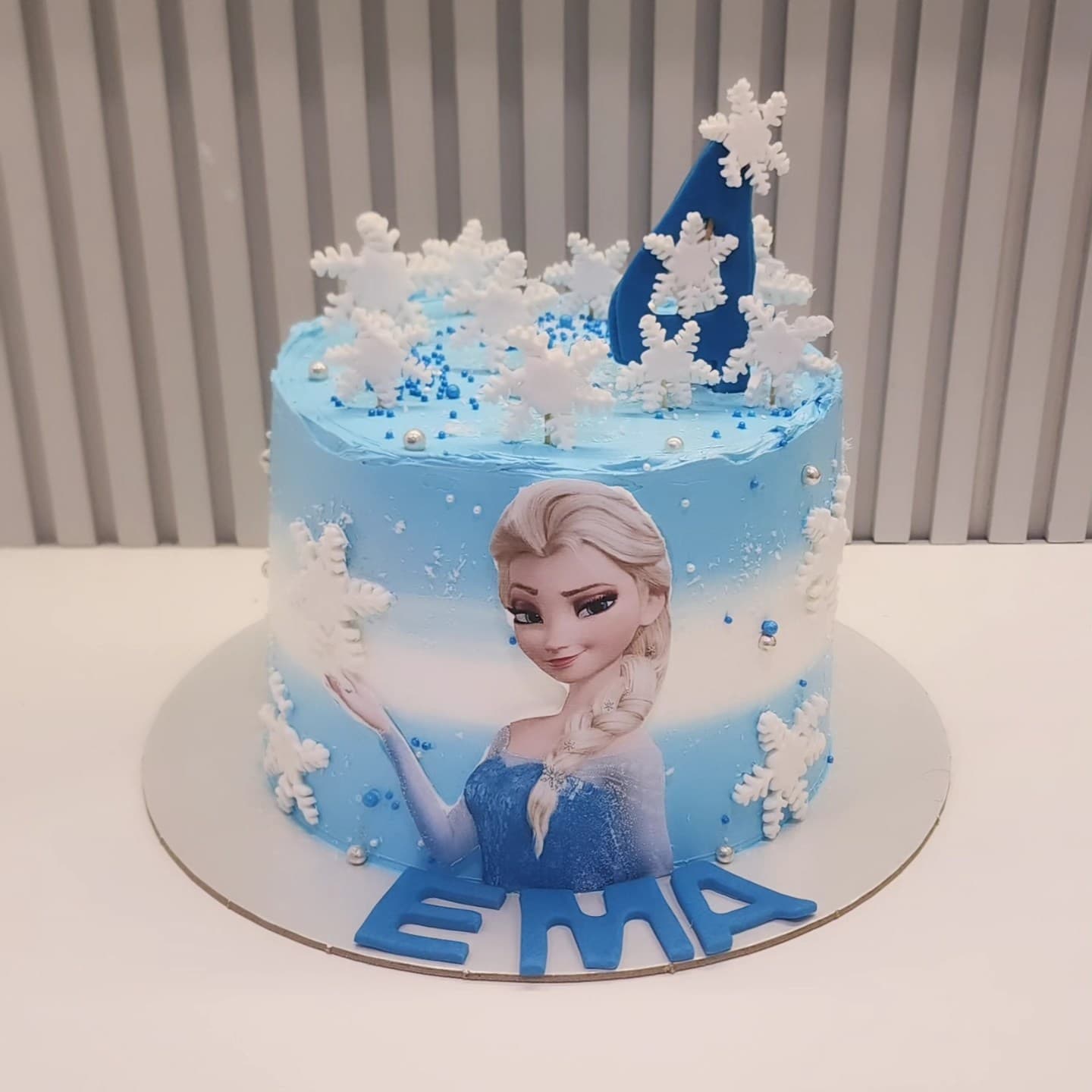 Torta me Elsa nga Frozen dhe dekor dëbore