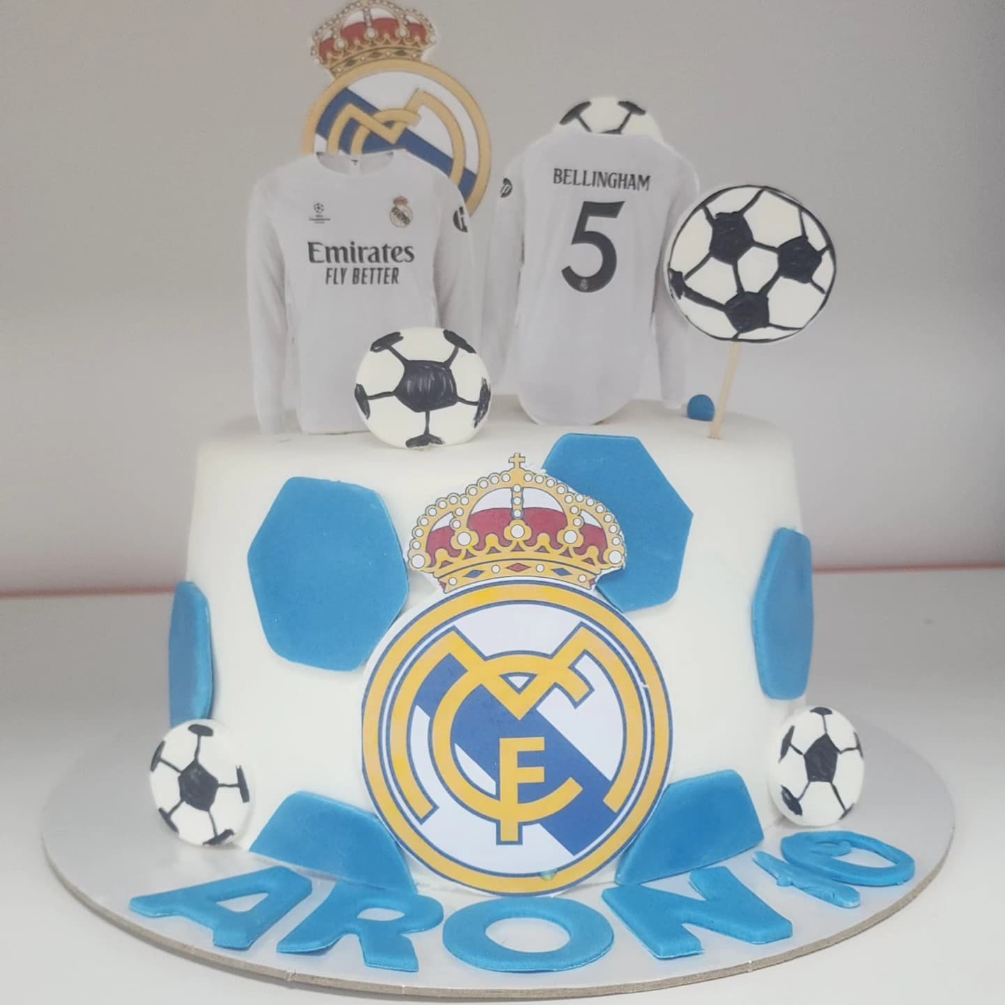 Torta Futboll me Real Madrid - Torte për Djem | Tortelinda Torta e Real Madrid me topa futbolli dhe fanellë