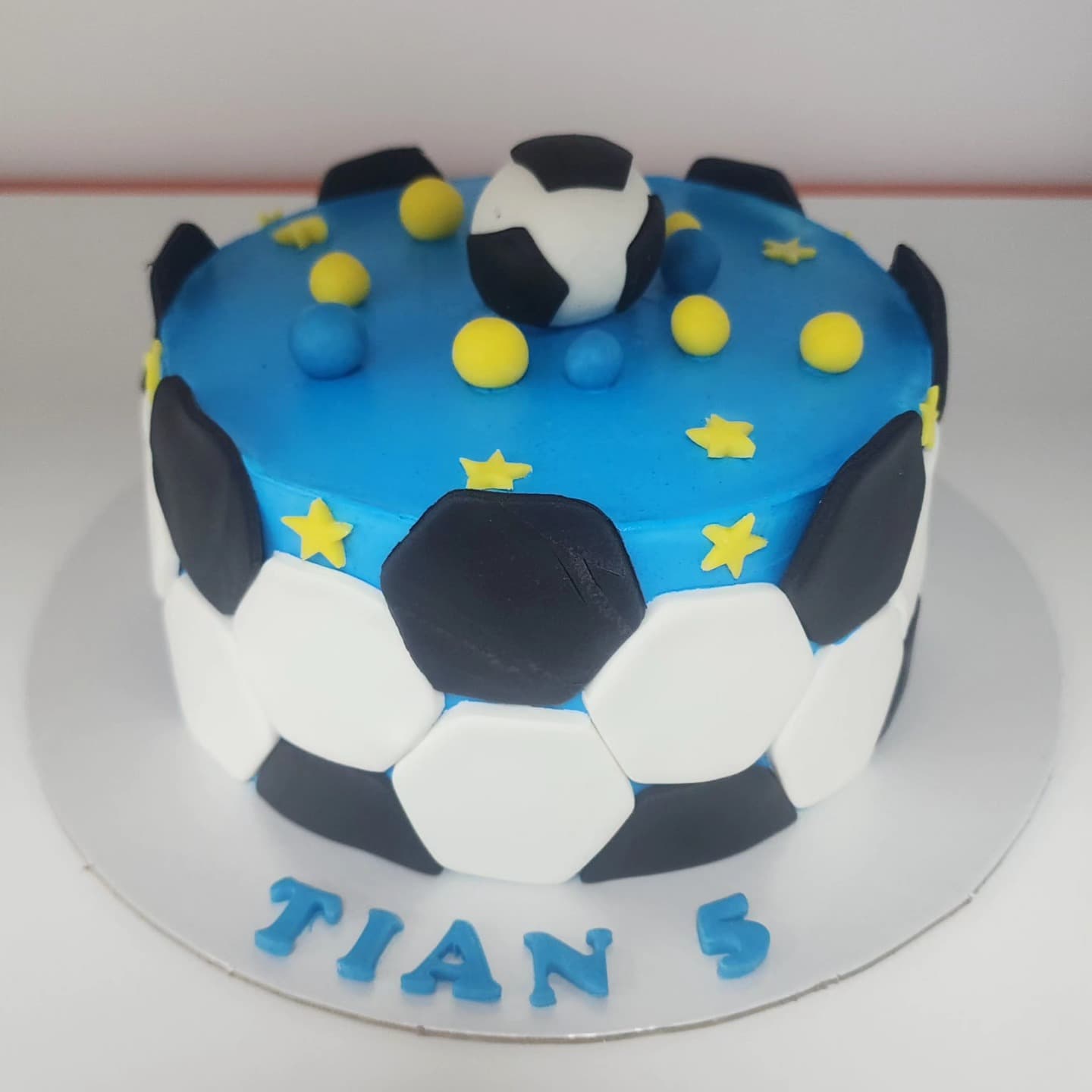 Torta Futbolli me Top dhe Yje - Torte për Djem | Tortelinda Tortë futbolli me top dhe yje
