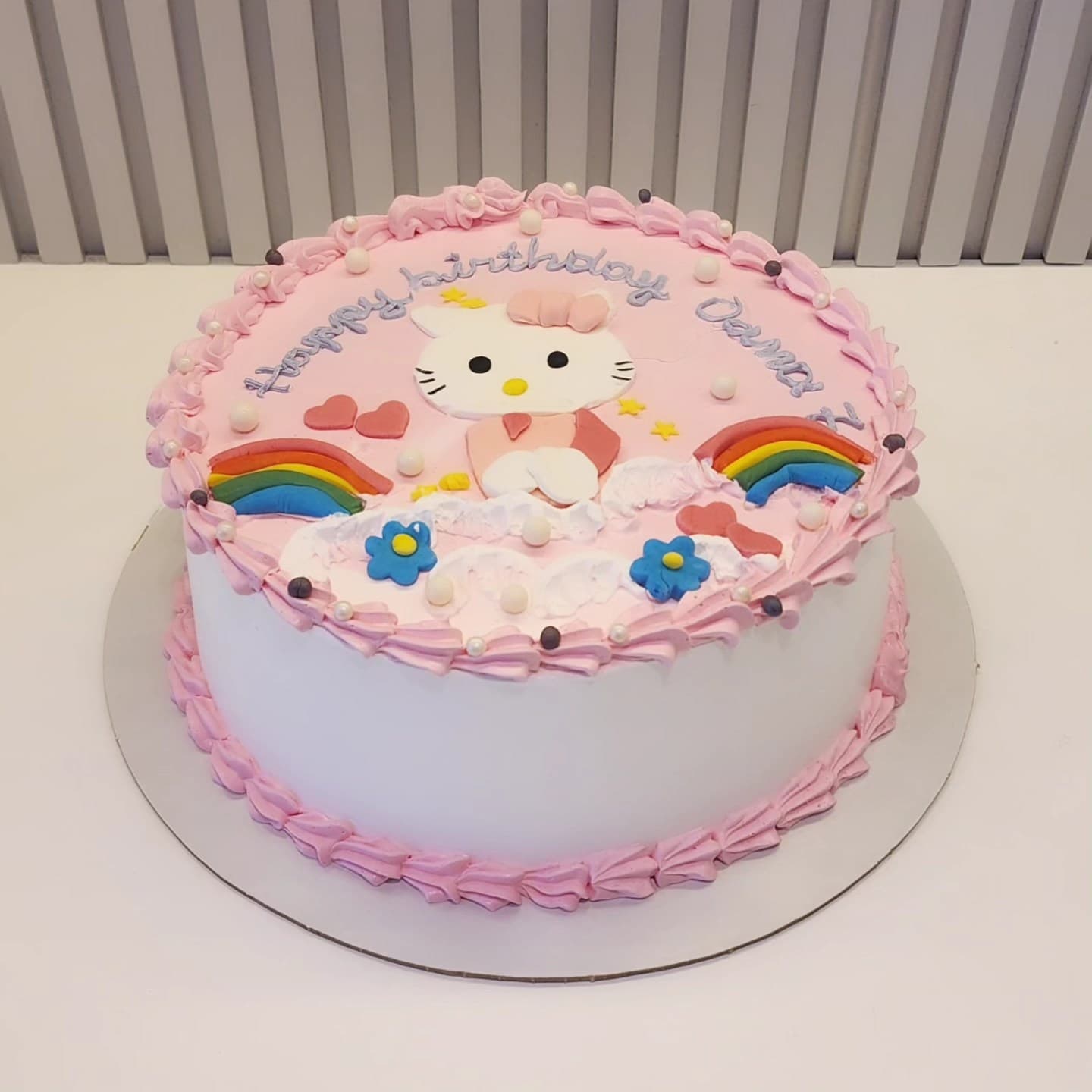 Torta Hello Kitty me Yje dhe Ylber - Torte për Vajza | Tortelinda Torta e dekoruar me Hello Kitty, ylber dhe yje