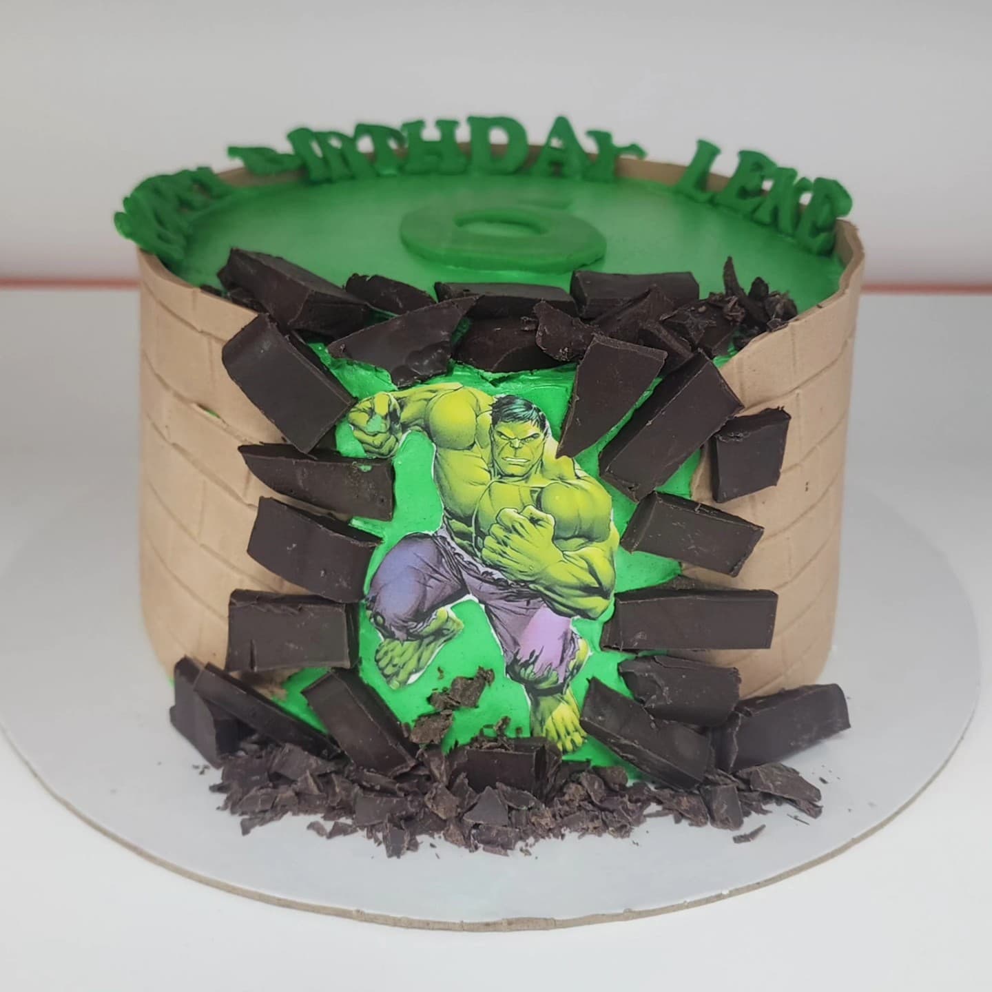 Torte Hulk për Ditëlindje - Torte për Djem | Tortelinda Torta Hulk për ditëlindje me pamje të Hulk dhe çokollatë