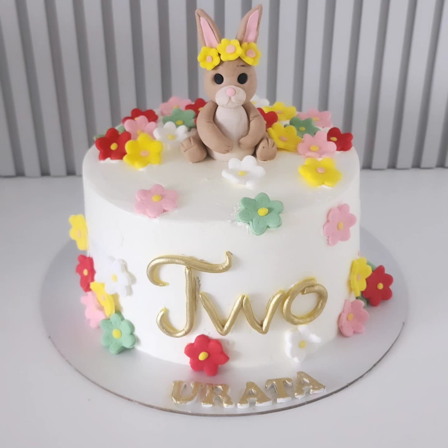 Torta me Lepur dhe Lule për 2-Vjetor - Torte për Fëmijë | Tortelinda Tortë 2-vjetor me lepur dhe lule shumëngjyrëshe