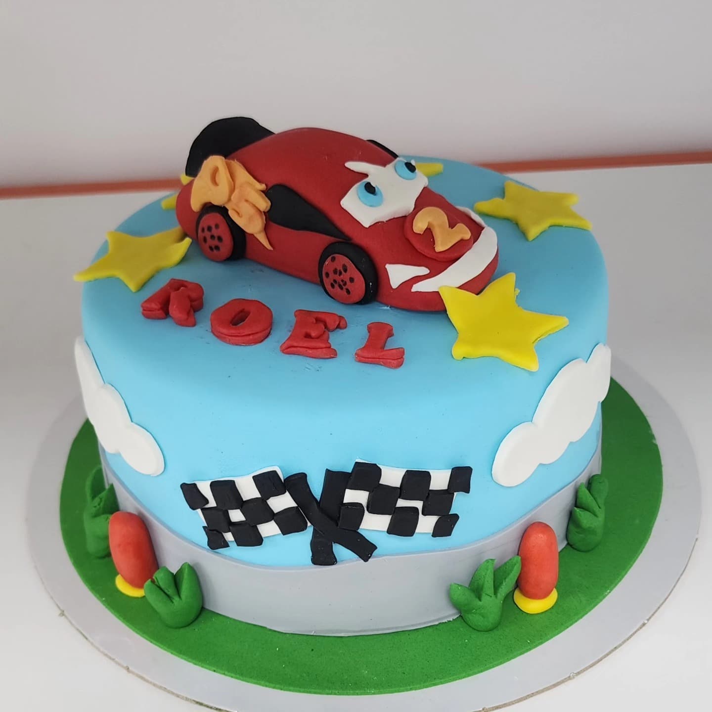 Torta Makina e Kuqe për Fëmijë - Torte për Fëmijë | Tortelinda Tortë me dizajn makine të kuqe për fëmijë