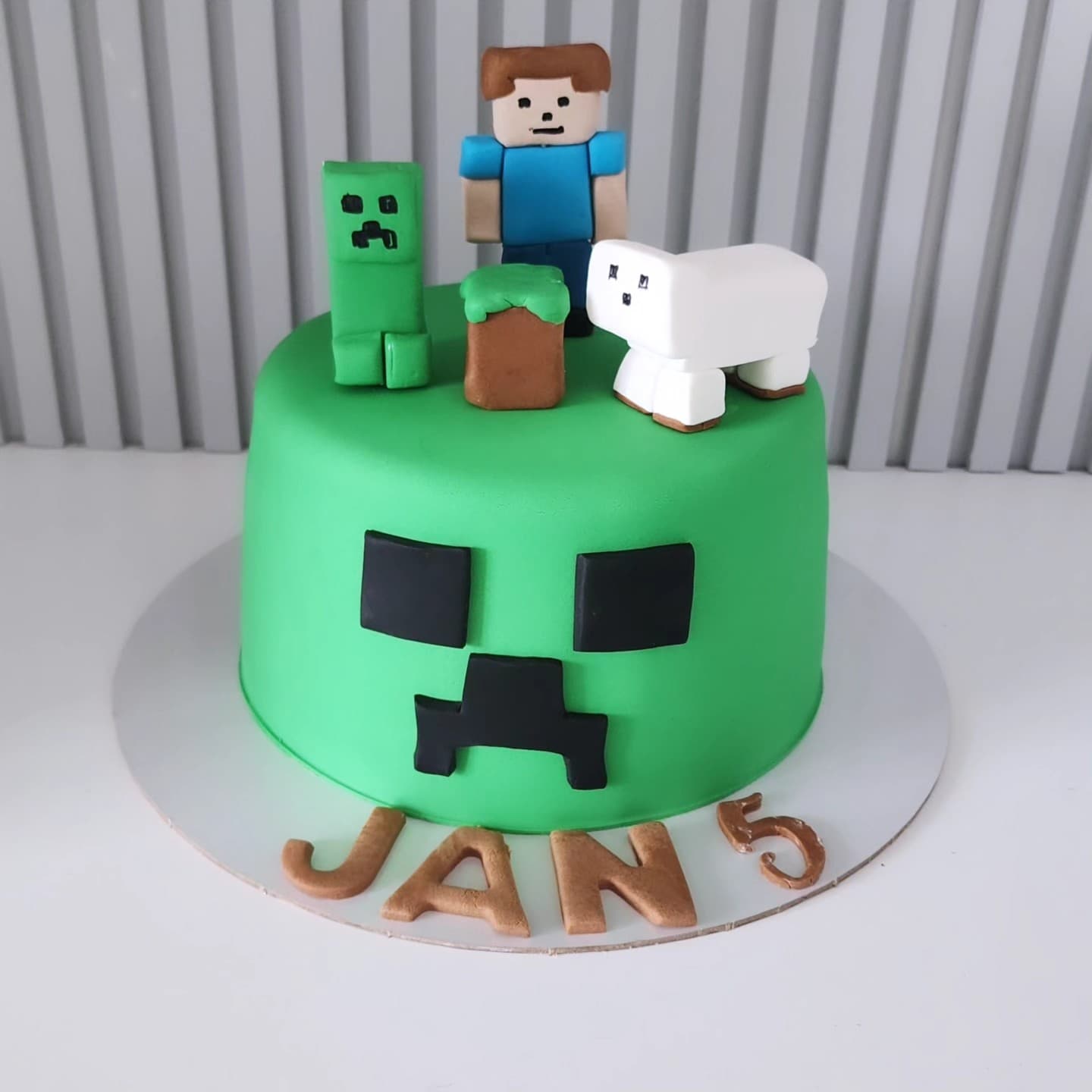Torta Minecraft me Creeper dhe Steve