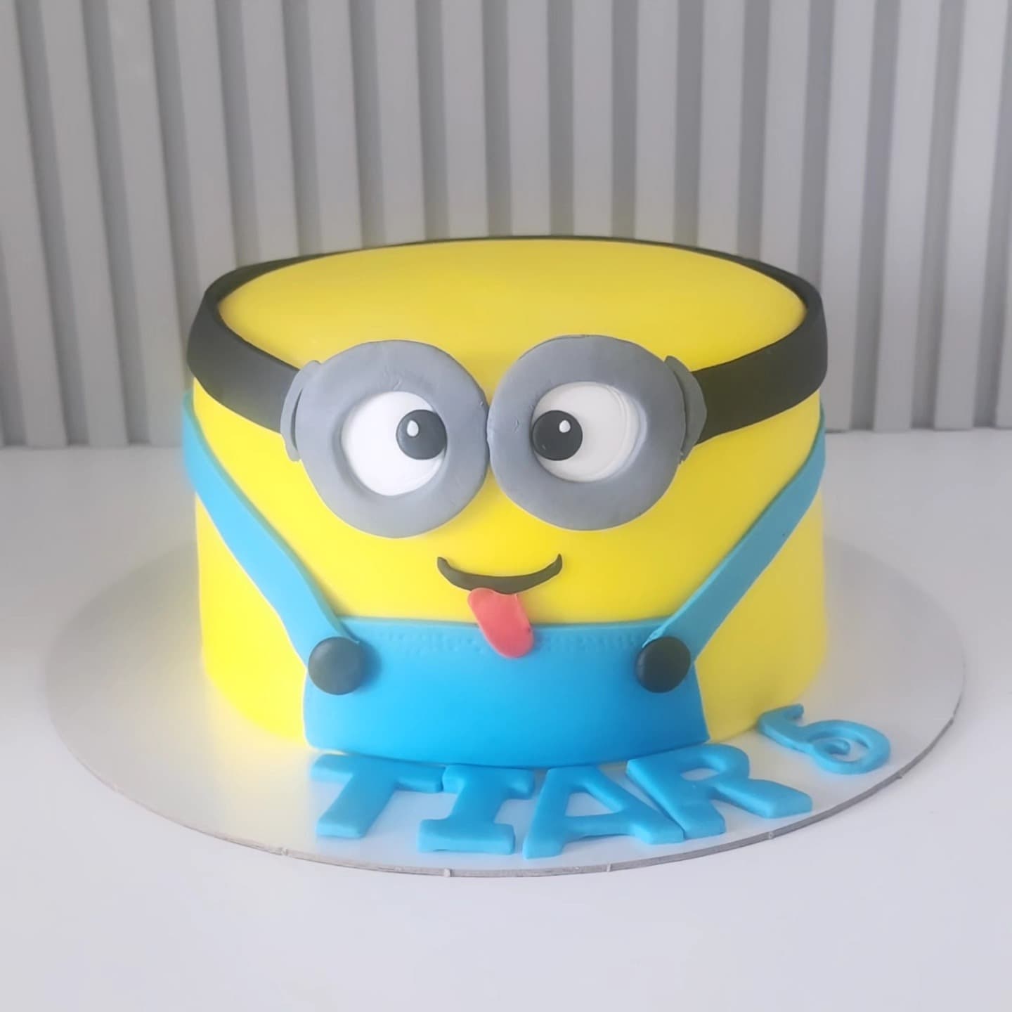 Torta Minions për Fëmijë - Torte për Djem | Tortelinda Tortë Minions me dizajn të verdhë dhe syzet karakteristike