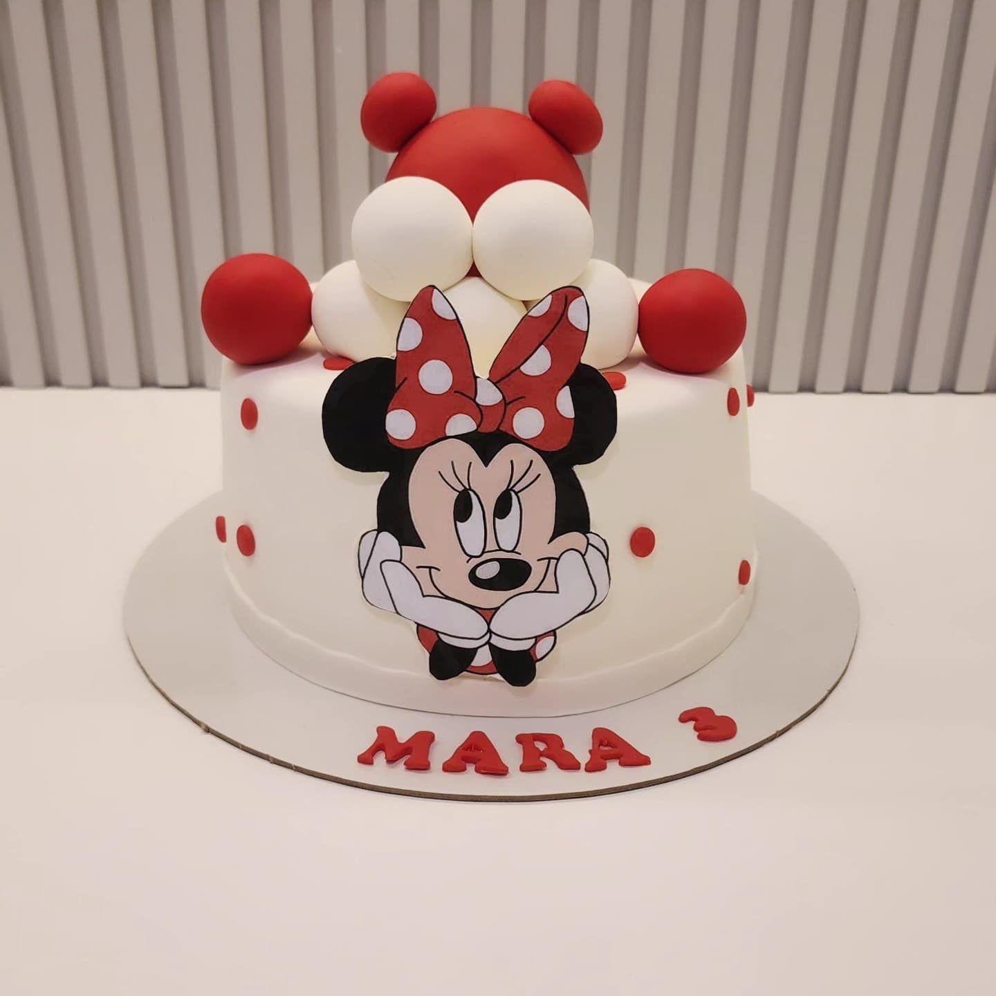 Torta Minnie Mouse me Dekor Topash - Torte për Vajza | Tortelinda Tortë Minnie Mouse me dekor topash të kuq dhe të bardhë