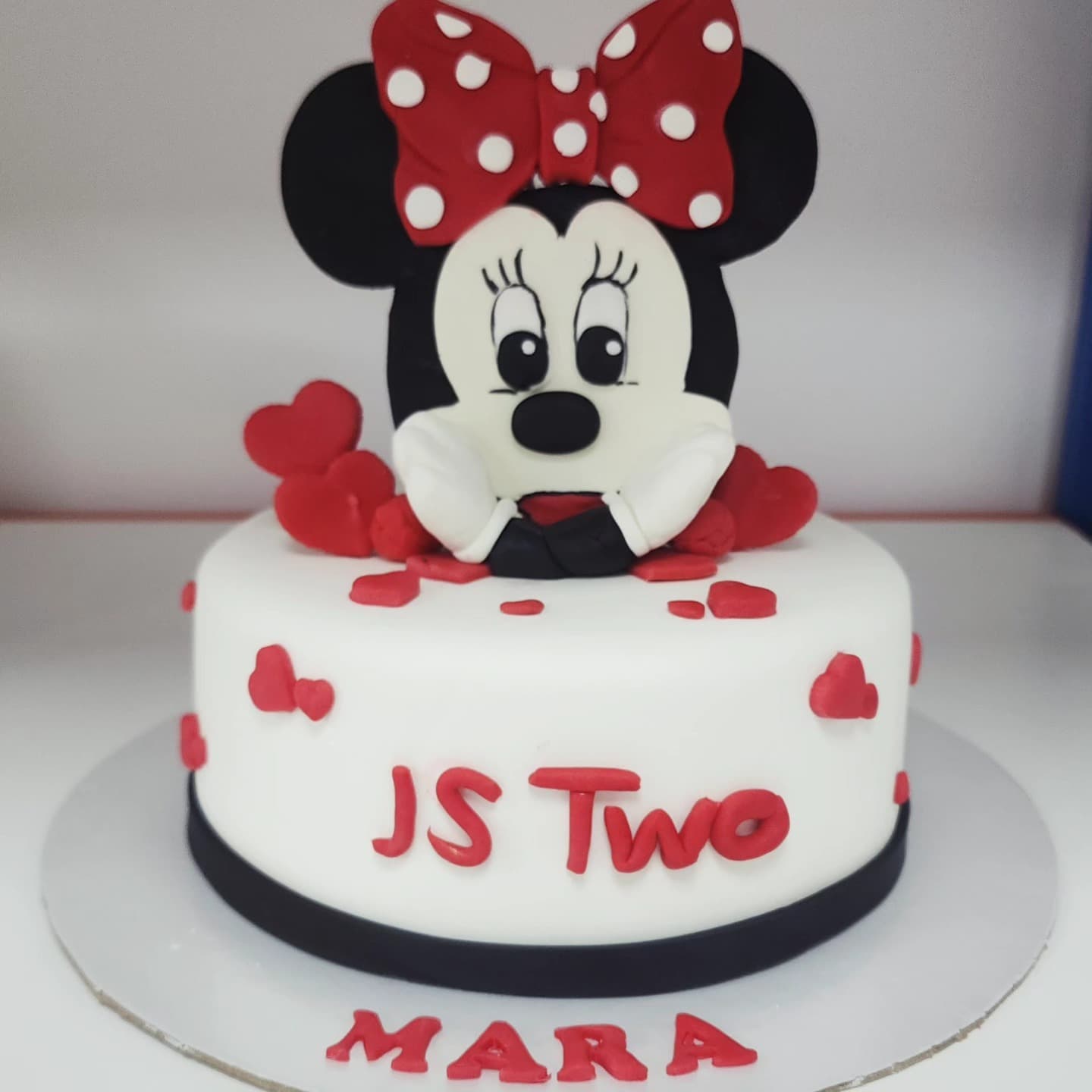 Torta Minnie Mouse për Ditëlindje - Torte për Fëmijë | Tortelinda Torta Minnie Mouse për ditëlindje me dekor të kuq