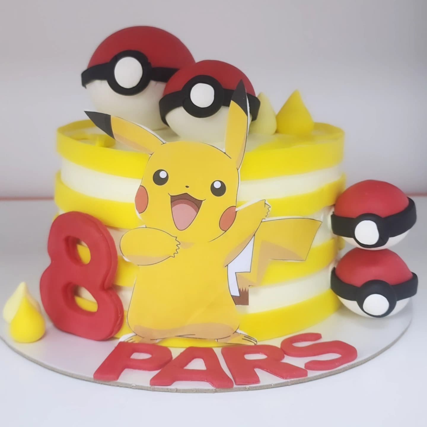 Torta Pokemon me Pikachu dhe Pokeball - Torte për Djem | Tortelinda Torta Pokemon me Pikachu dhe Pokeballs
