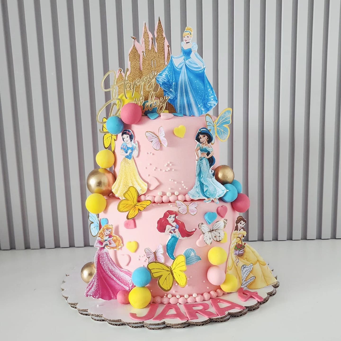 Torta Princesha me Flutura dhe Ngjyra - Torte për Vajza | Tortelinda Tortë me princesha dhe flutura shumëngjyrëshe për vajza