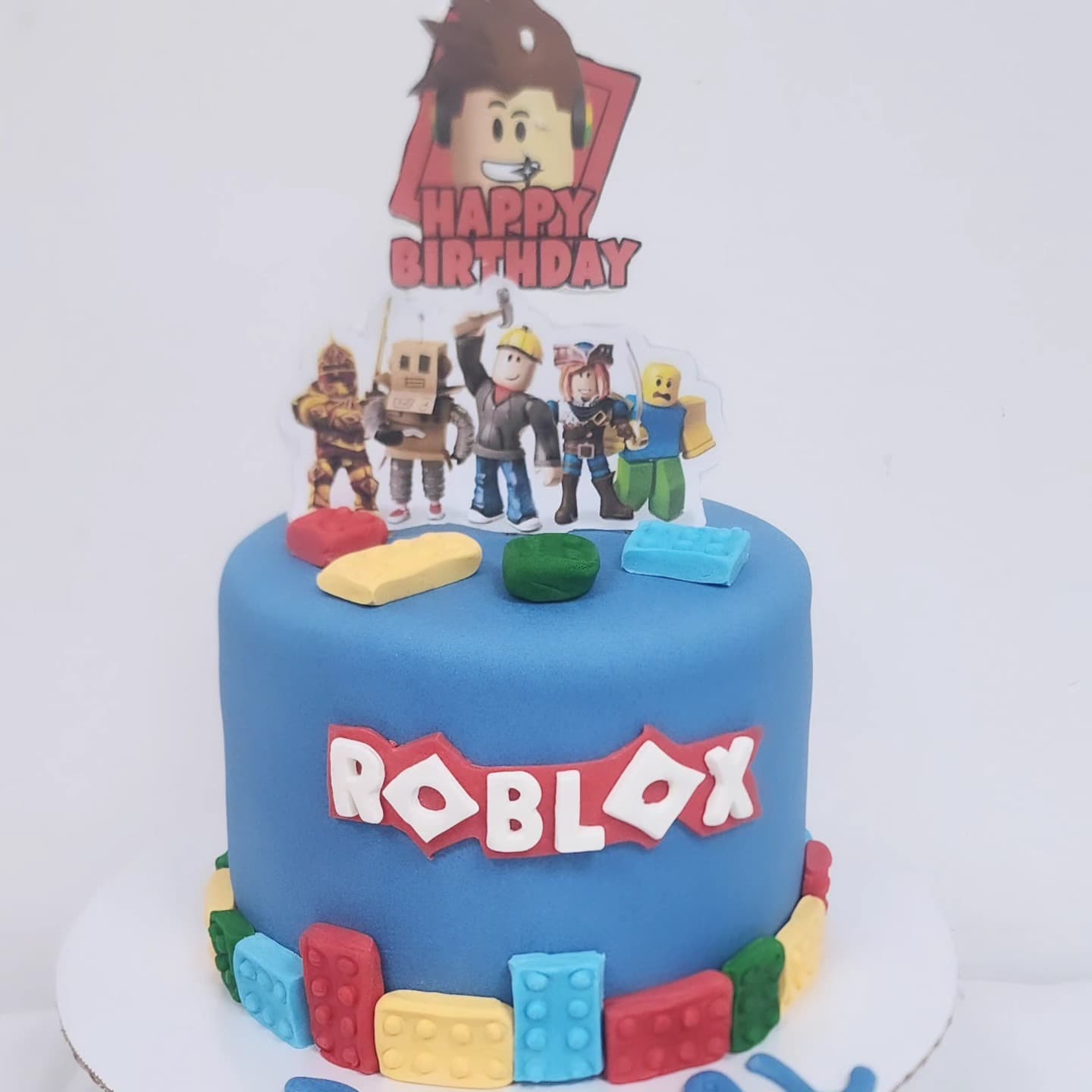 Torta Roblox me personazhe dhe ndërtime ngjyrë blu