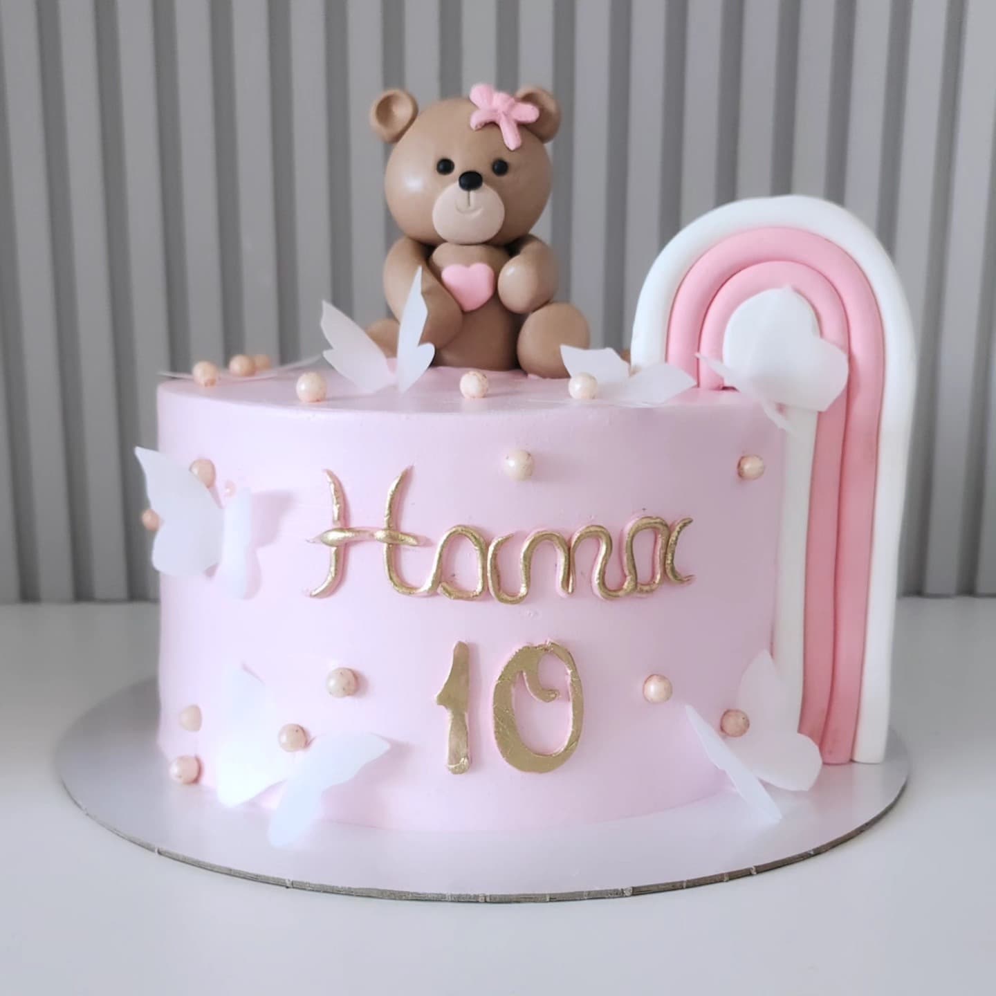 Torta Rozë me Arush dhe Ylber - Torte për Vajza | Tortelinda Torta rozë me arush, ylber dhe flutura për ditëlindje