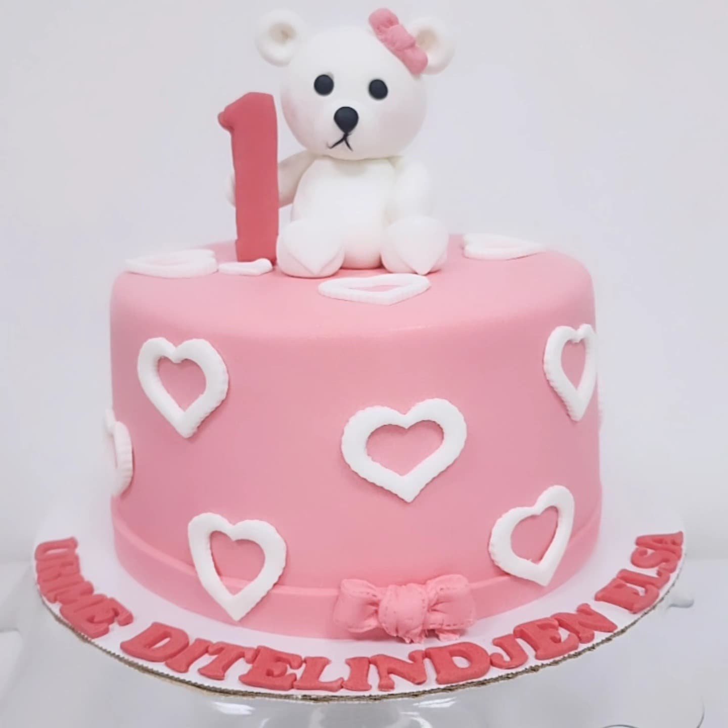 Torta rozë me ariun përrallor dhe zemra të bardha