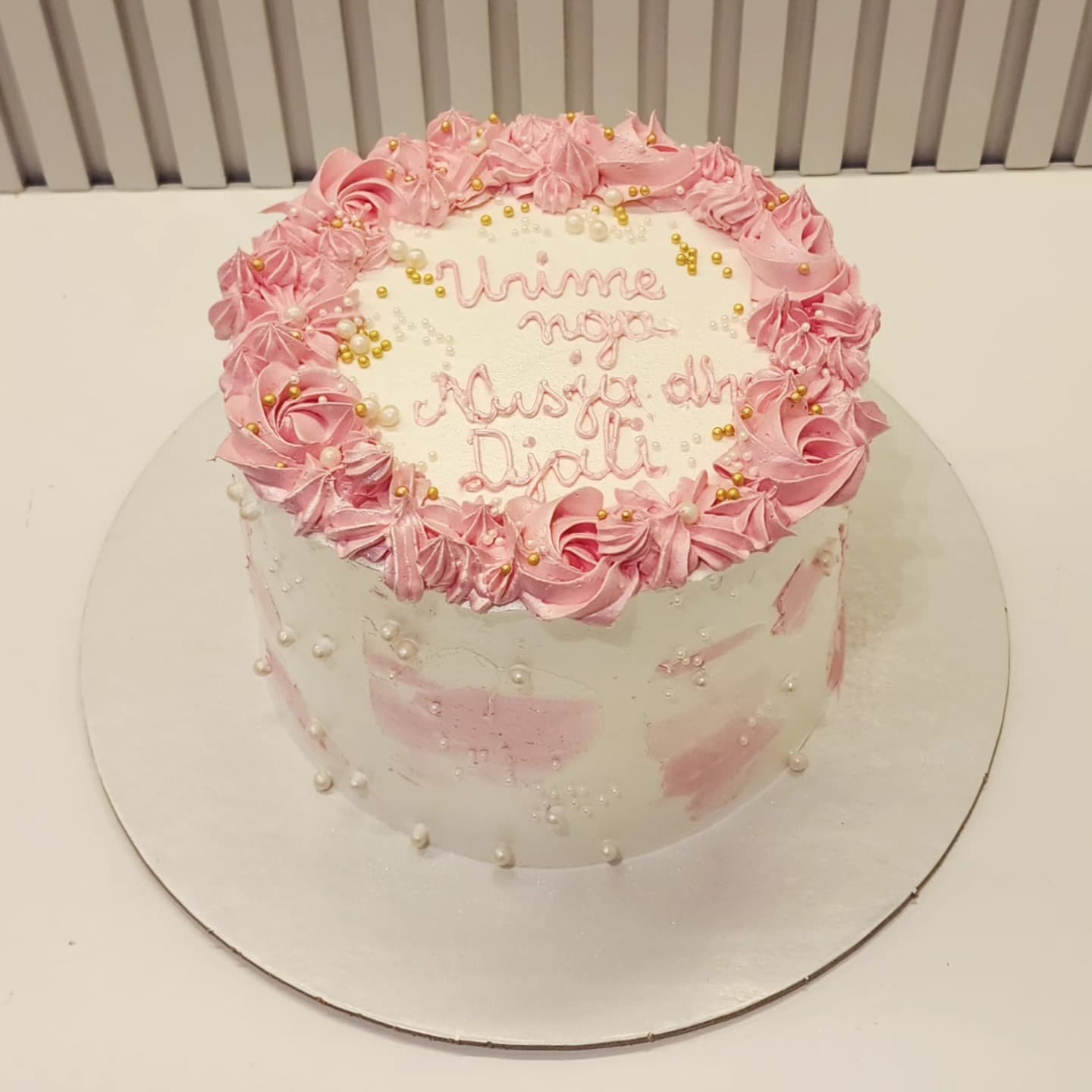 Torta Rozë me Dekorime Delikate - Torte për Ditëlindje | Tortelinda Tortë rozë me dekorime delikate dhe perla të arta