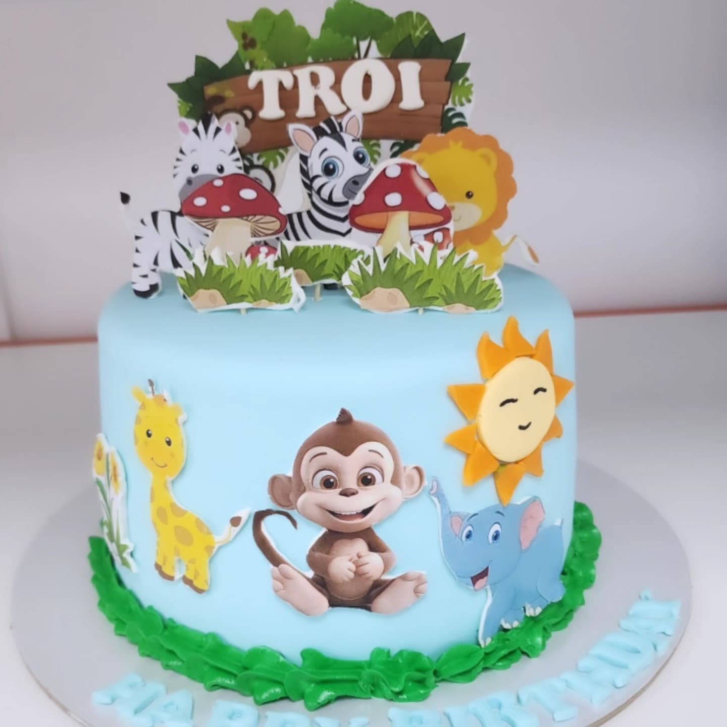 Tortë safari për fëmijë me dizajn kafshësh të ëmbla