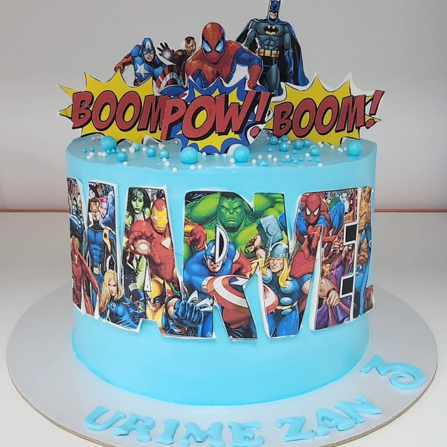Torta Superheronj Marvel Boom - Torte për Djem | Tortelinda Tortë blu me superheronj Marvel dhe dekorime Boom