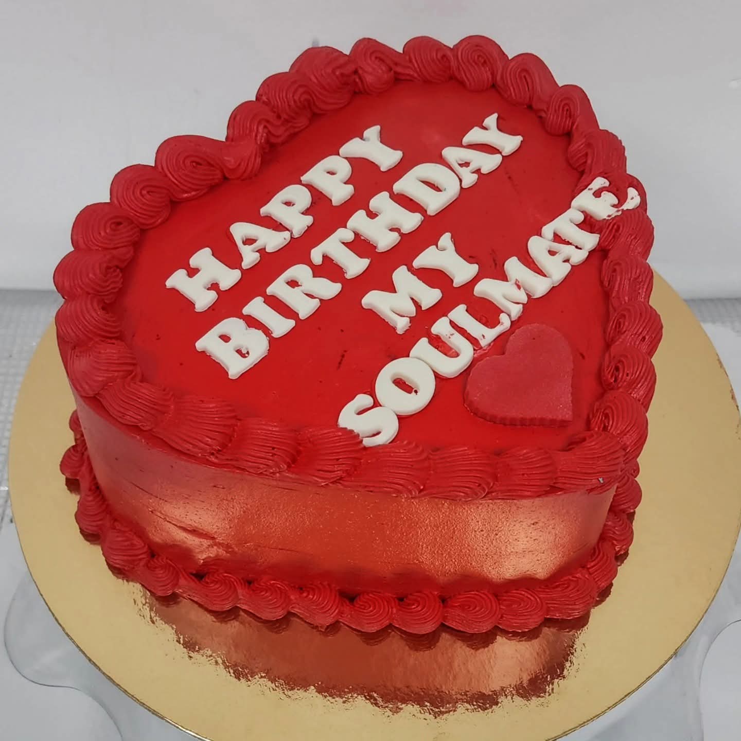 Tortë zemër e kuqe me mesazh për ditëlindje