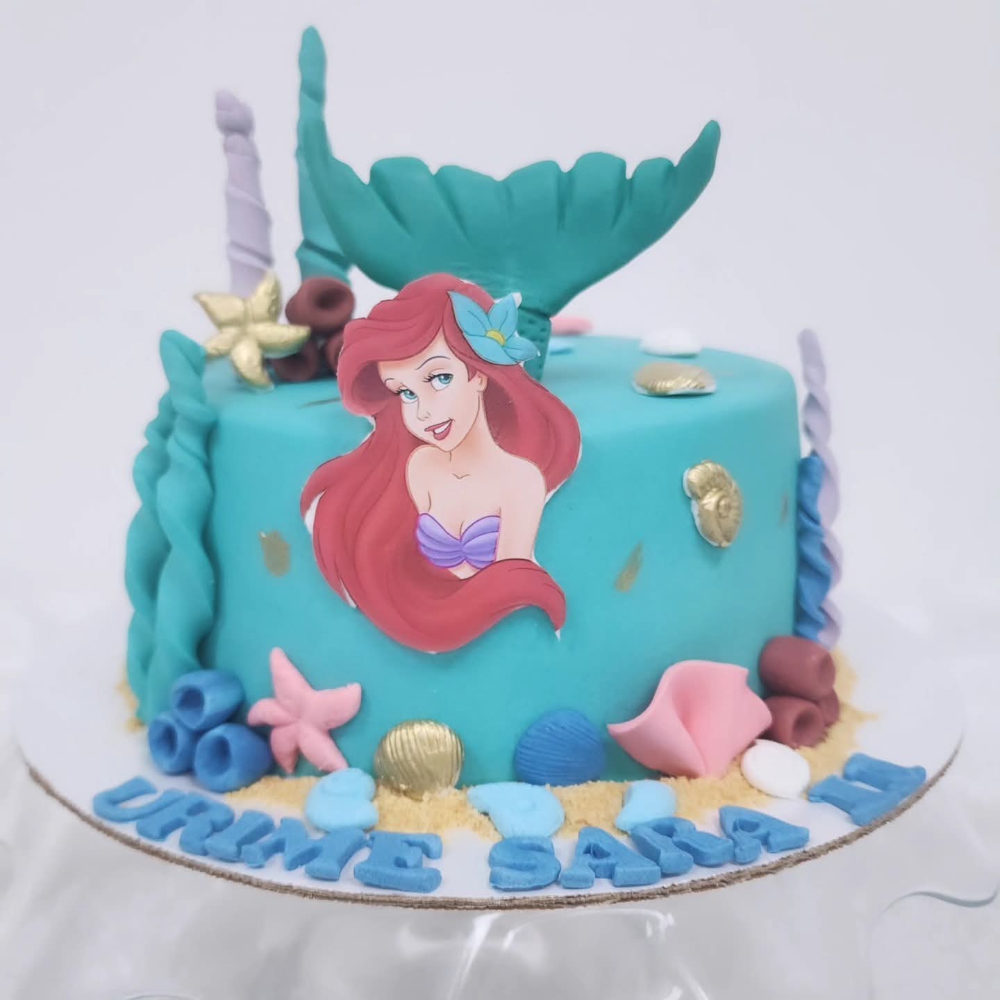 Torte Per Vajza me Princeshen Ariel - Torte për Vajza | Tortelinda Torte me temë Ariel nga 'The Little Mermaid' me detaje deti