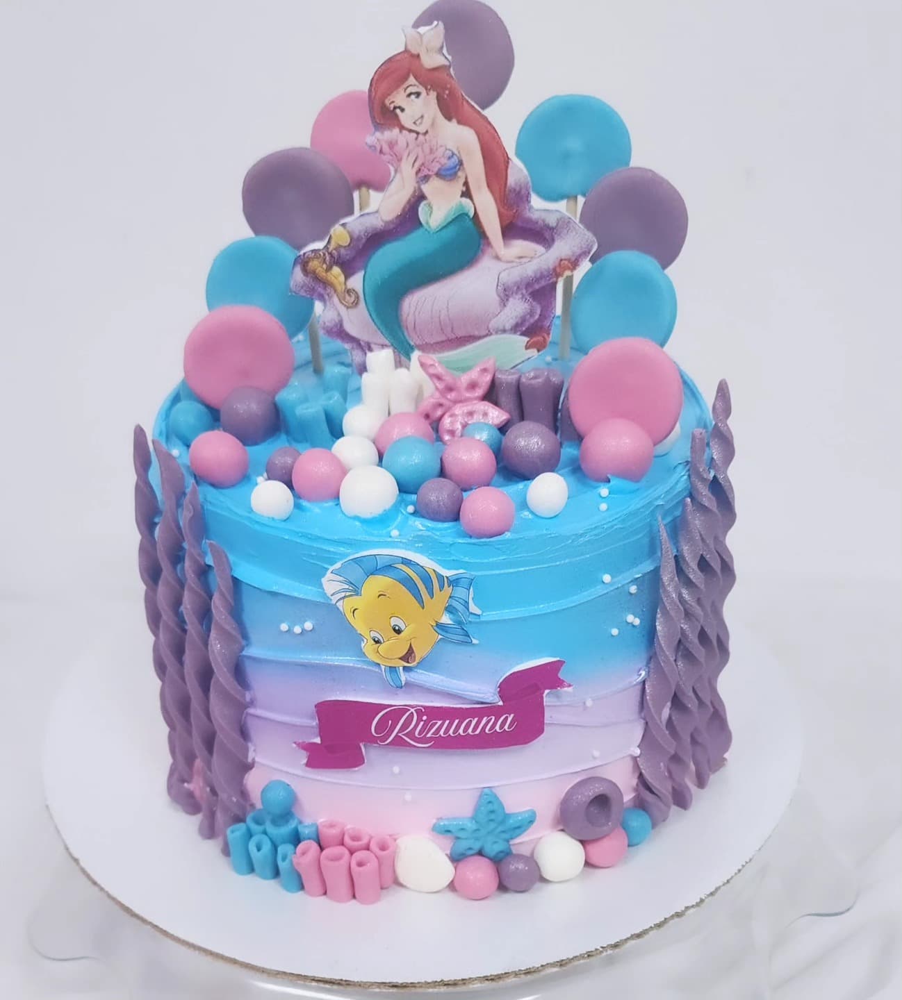 Torte me temë Ariel me ngjyra deti dhe dekorime të bukura