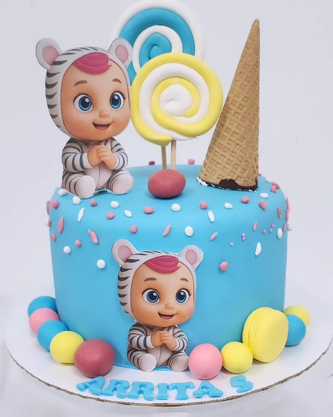 Torte me Bebe dhe Karramele - Torte për Fëmijë | Tortelinda Torte për fëmijë me dizajn kafshësh dhe karamelash