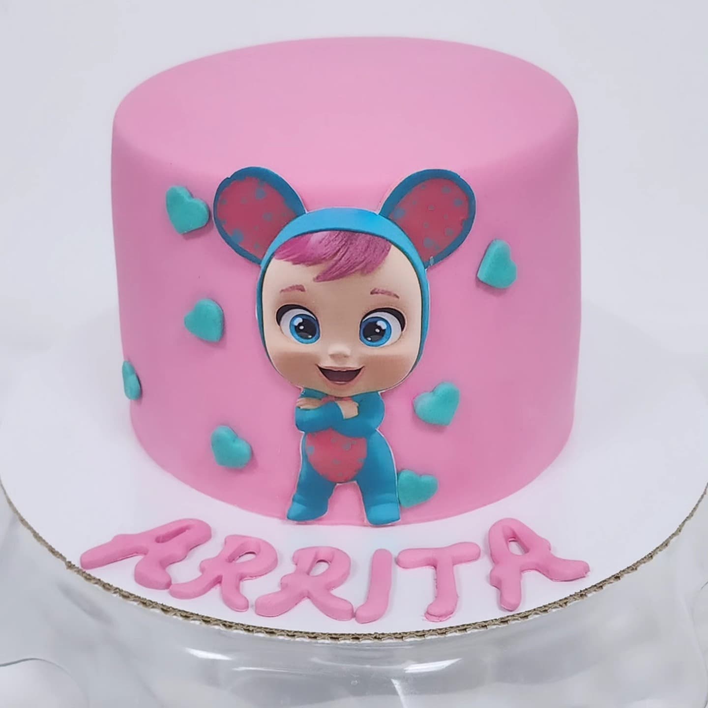 Torte Pink me Bebe - Torte për Fëmijë | Tortelinda Torte rozë me personazh dhe zemra të vogla, e përshtatshme për vajza