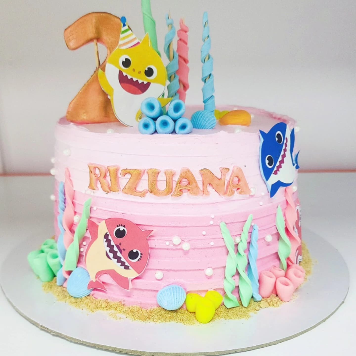 Torte Baby Shark me Ngjyra - Torte për Fëmijë | Tortelinda Torte Baby Shark me ngjyra dhe dekorime detare