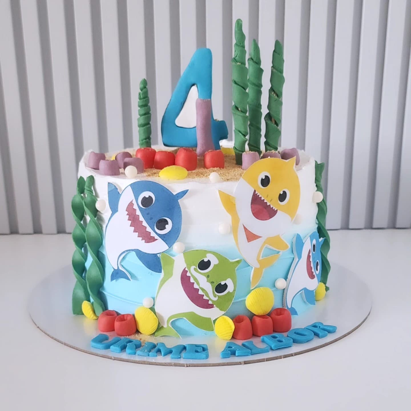 Torte Baby Shark me Numrin 4 - Torte për Fëmijë | Tortelinda Torte me temë Baby Shark dhe numrin 4 për ditëlindje