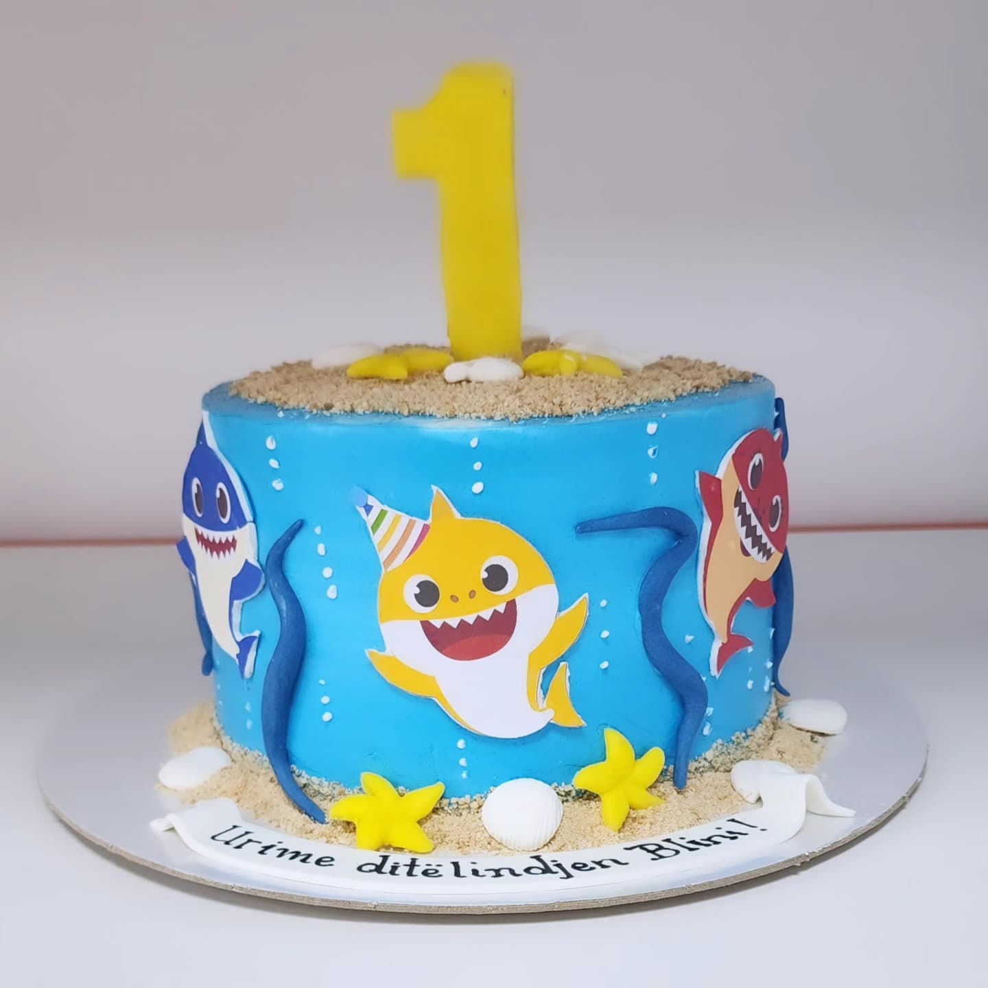 Torte Baby Shark Për 1-Vjetor - Torte 1 Vjeç | Tortelinda Torte Baby Shark me numrin 1 për 1-vjetor