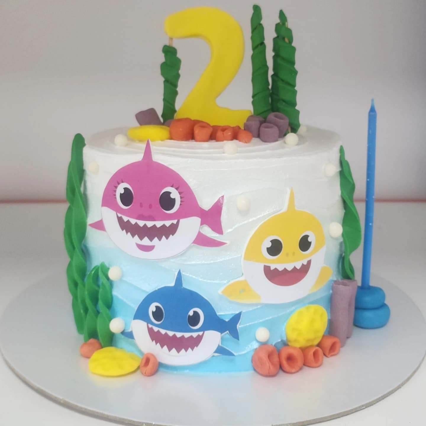Tortë Baby Shark për Ditëlindje 2-vjeçare - Torte për Fëmijë | Tortelinda Tortë Baby Shark me dekorime për ditëlindje 2-vjeçare