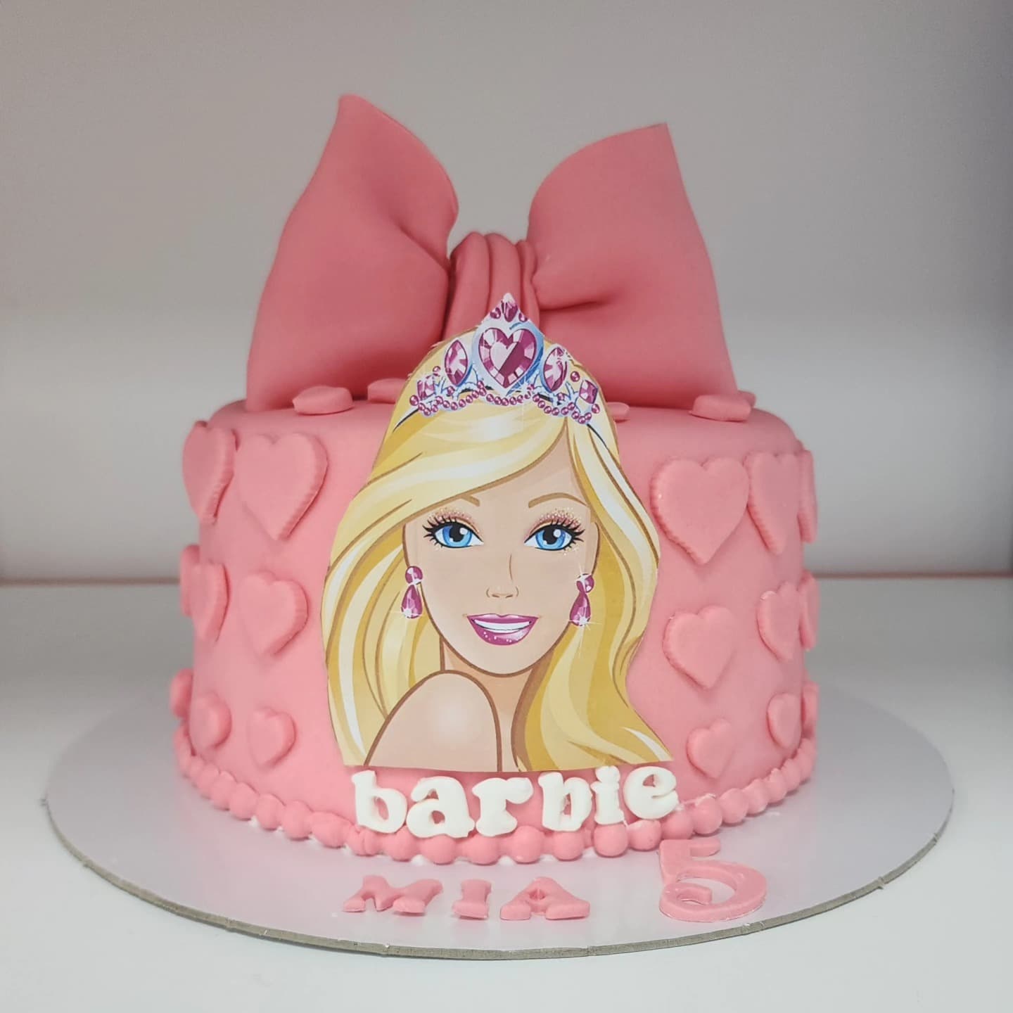 Torte Barbie Rozë me Fjongo - Torte për Vajza | Tortelinda Torte Barbie rozë me fjongo dhe zemra