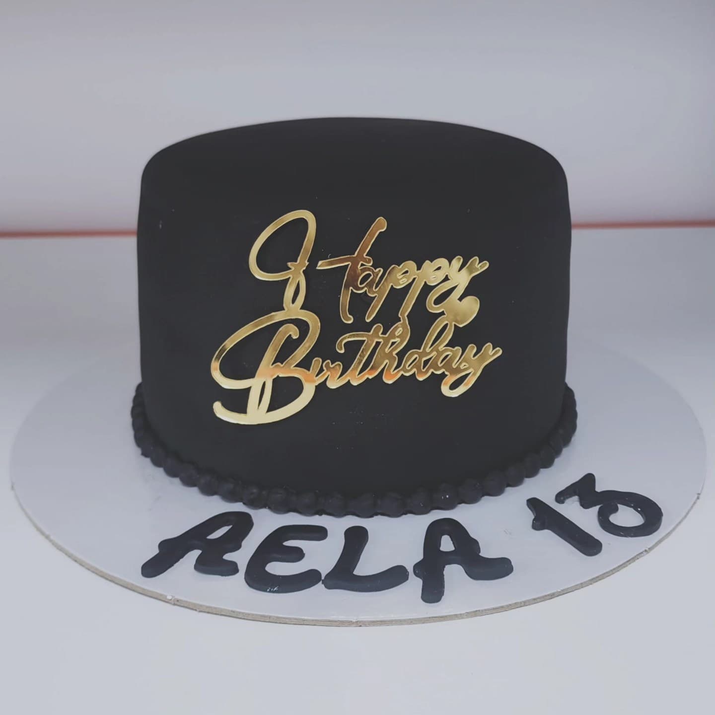 Torte Black Elegance për Ditëlindje - Torte për Vajza | Tortelinda Torte e zezë me dekor 'Happy Birthday' në ar