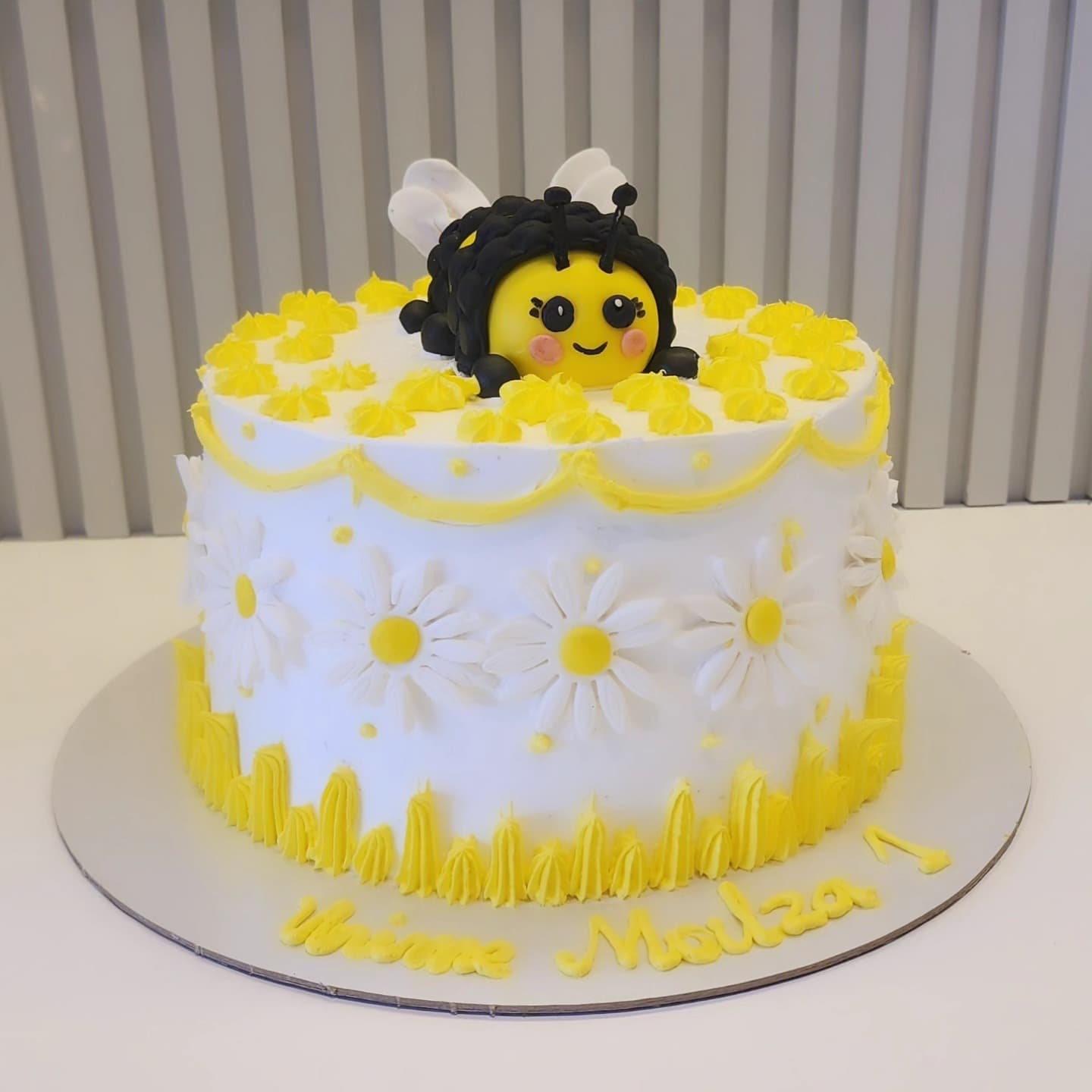 Torte Bleta e Lules me Daisies - Torte 1 Vjeç | Tortelinda Torte me bletë dhe lule daisies në ngjyrë të verdhë dhe të bardhë