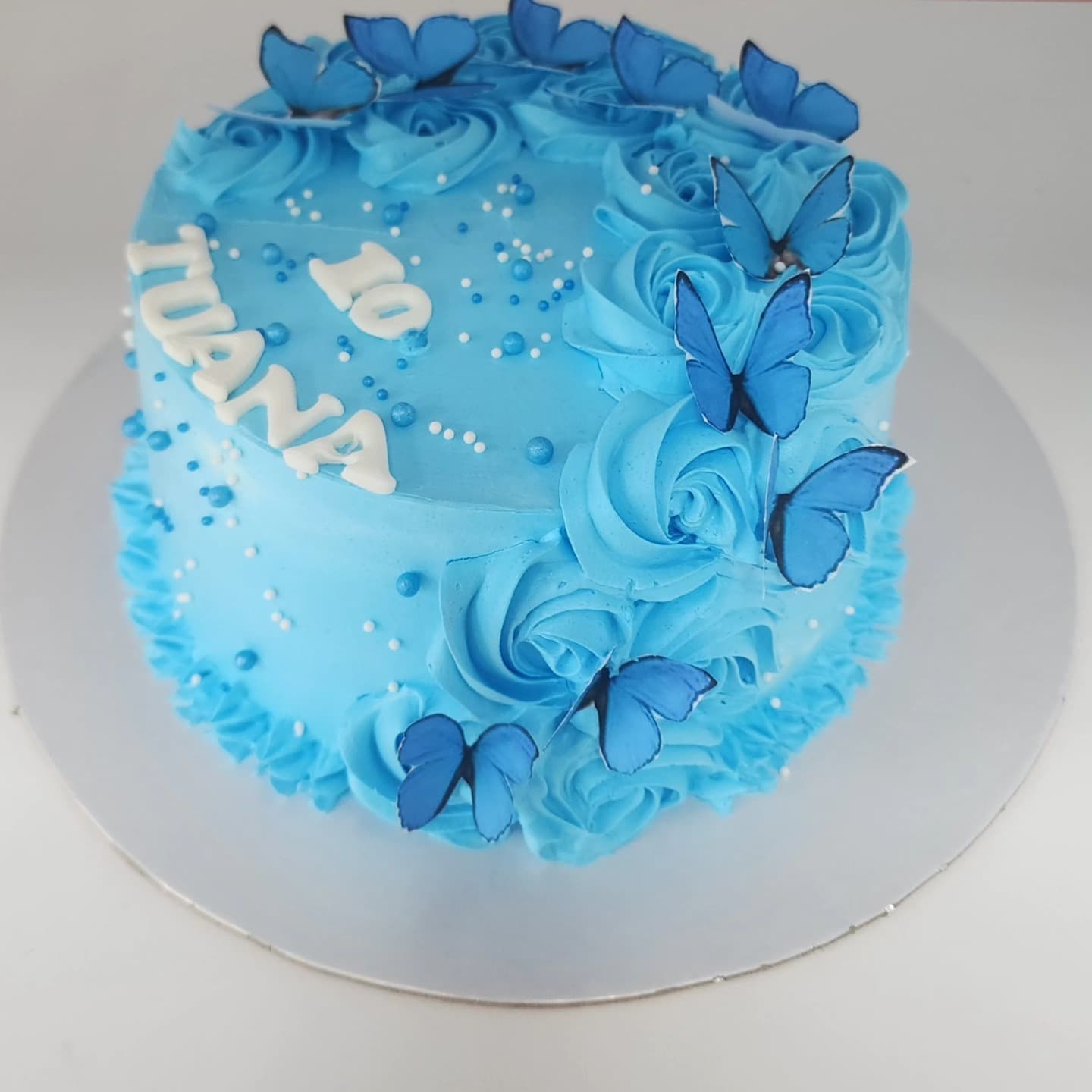 Tortë Blu me Flutura dhe Trëndafila - Torte për Vajza | Tortelinda Tortë blu me flutura dhe trëndafila për ditëlindje