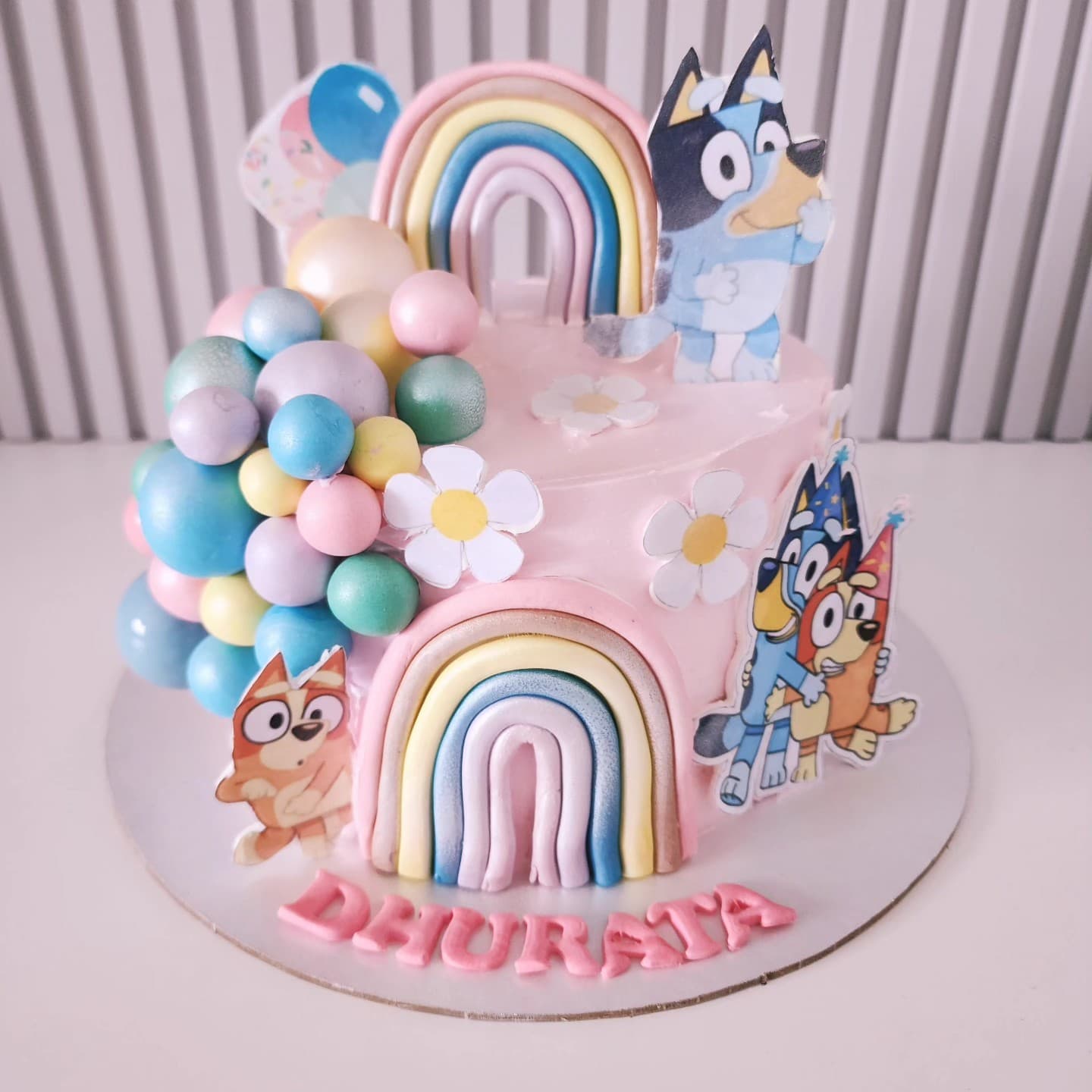 Torte me dizajn Bluely, ylber dhe lule për ditëlindje