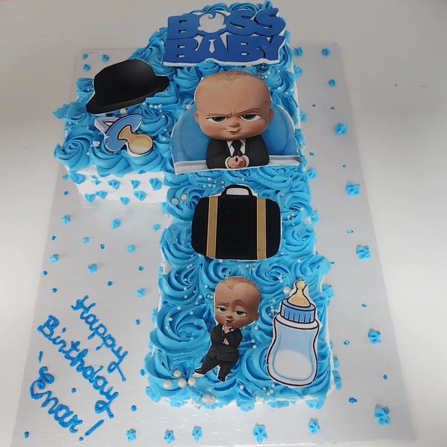 Torte Boss Baby blu në formë numri 1 me dekorime